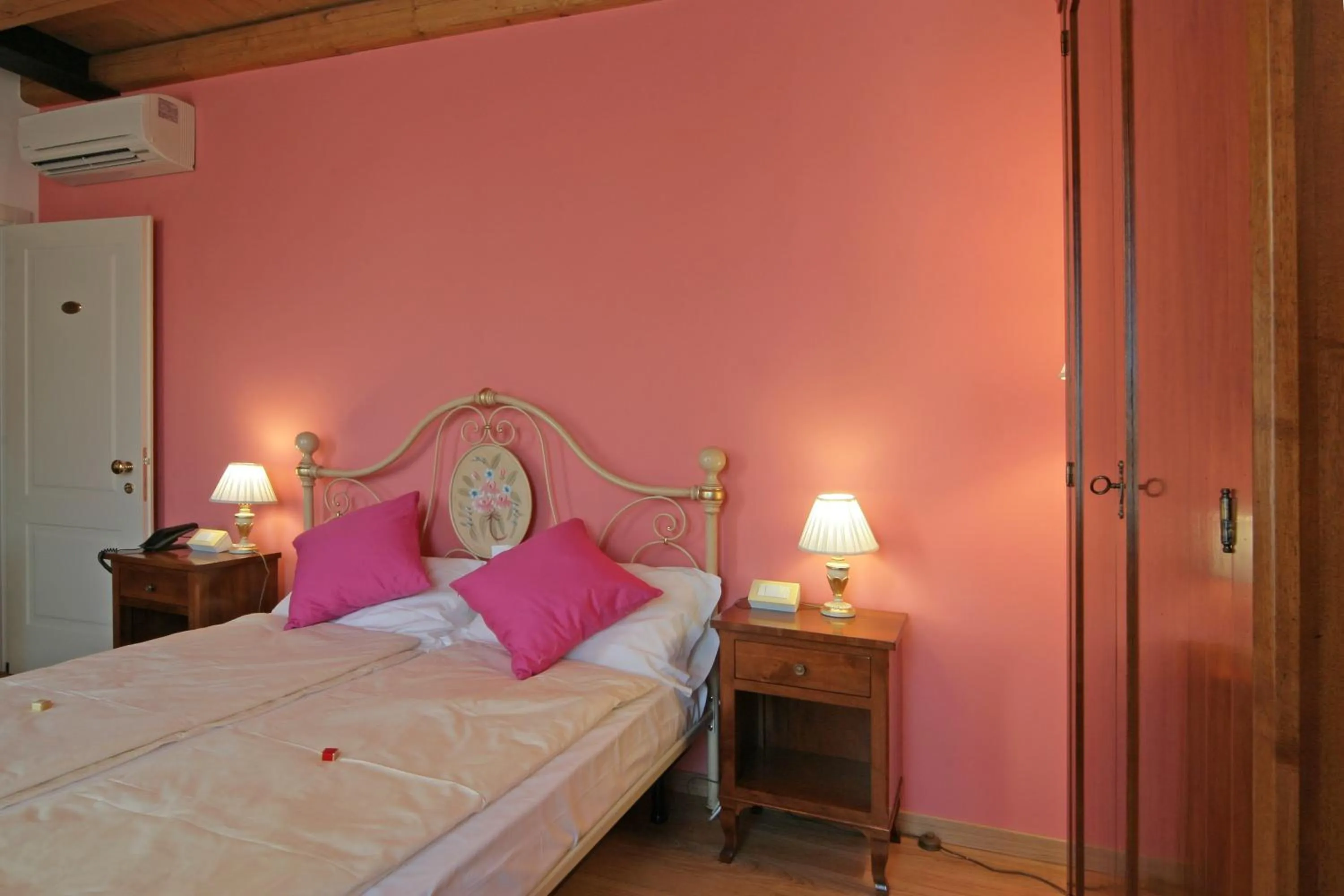 Shower, Bed in Locanda Al Ponte de Fero