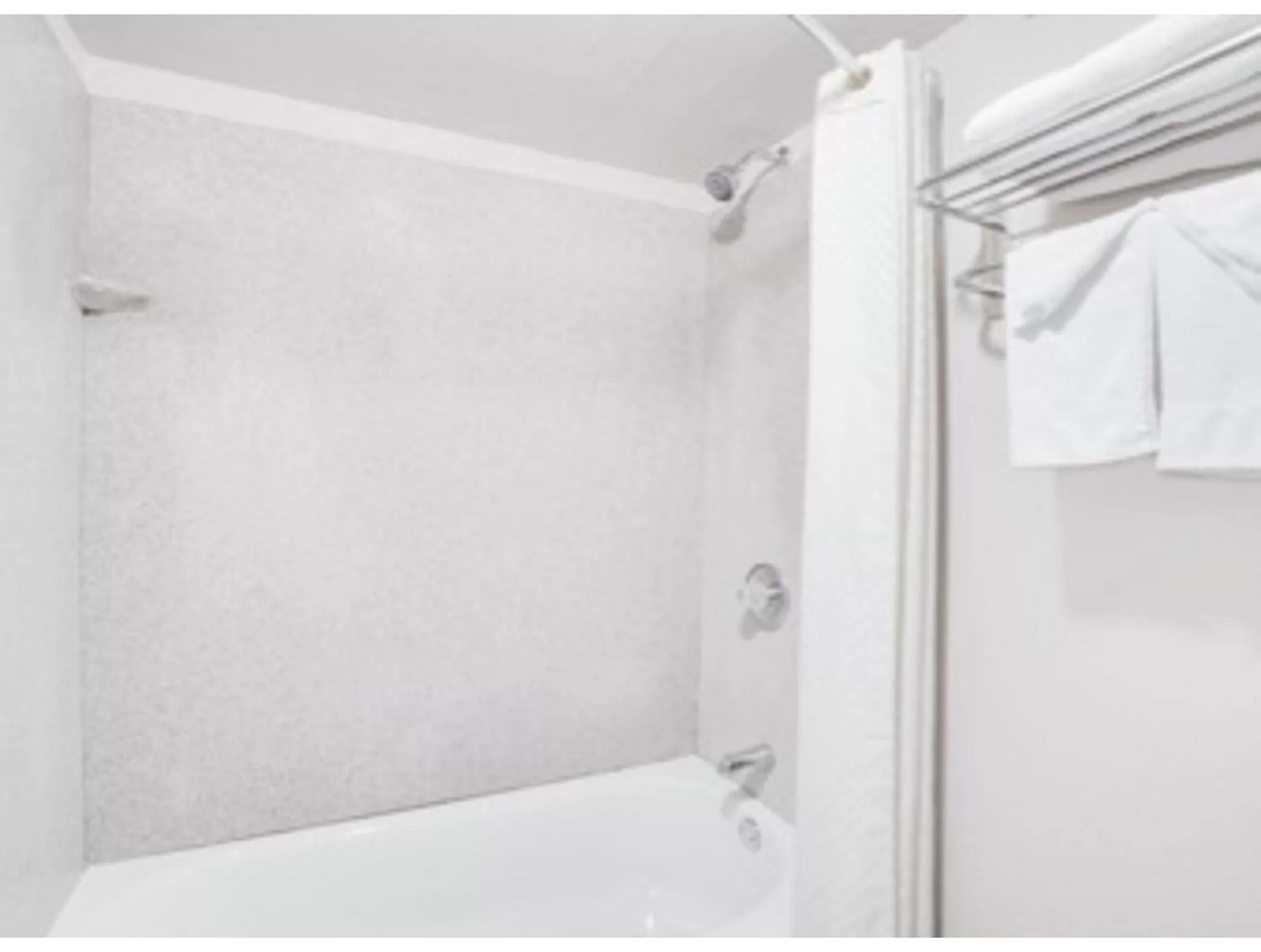 Shower in Rodeway Inn Memphis