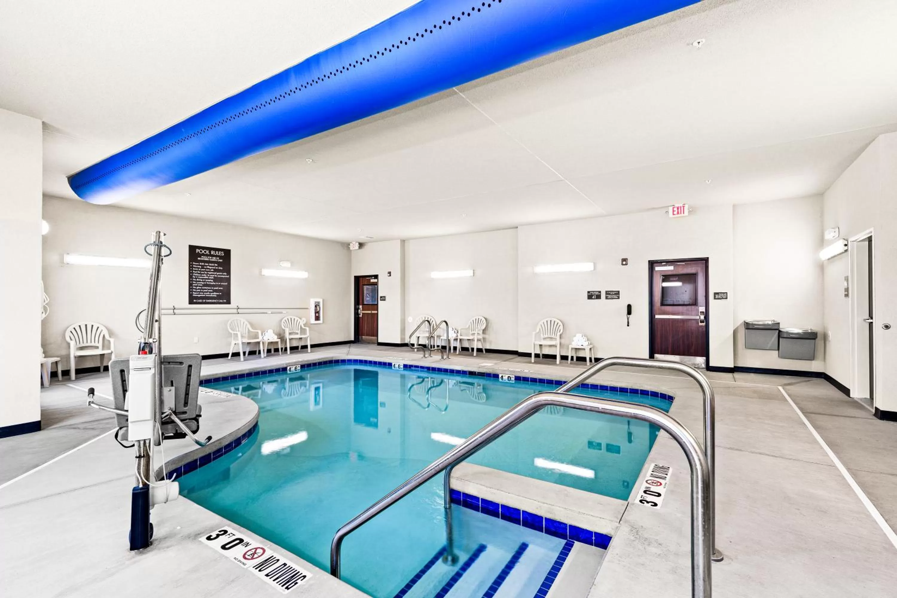 Swimming pool in Cobblestone Hotel & Suites - Superior Duluth