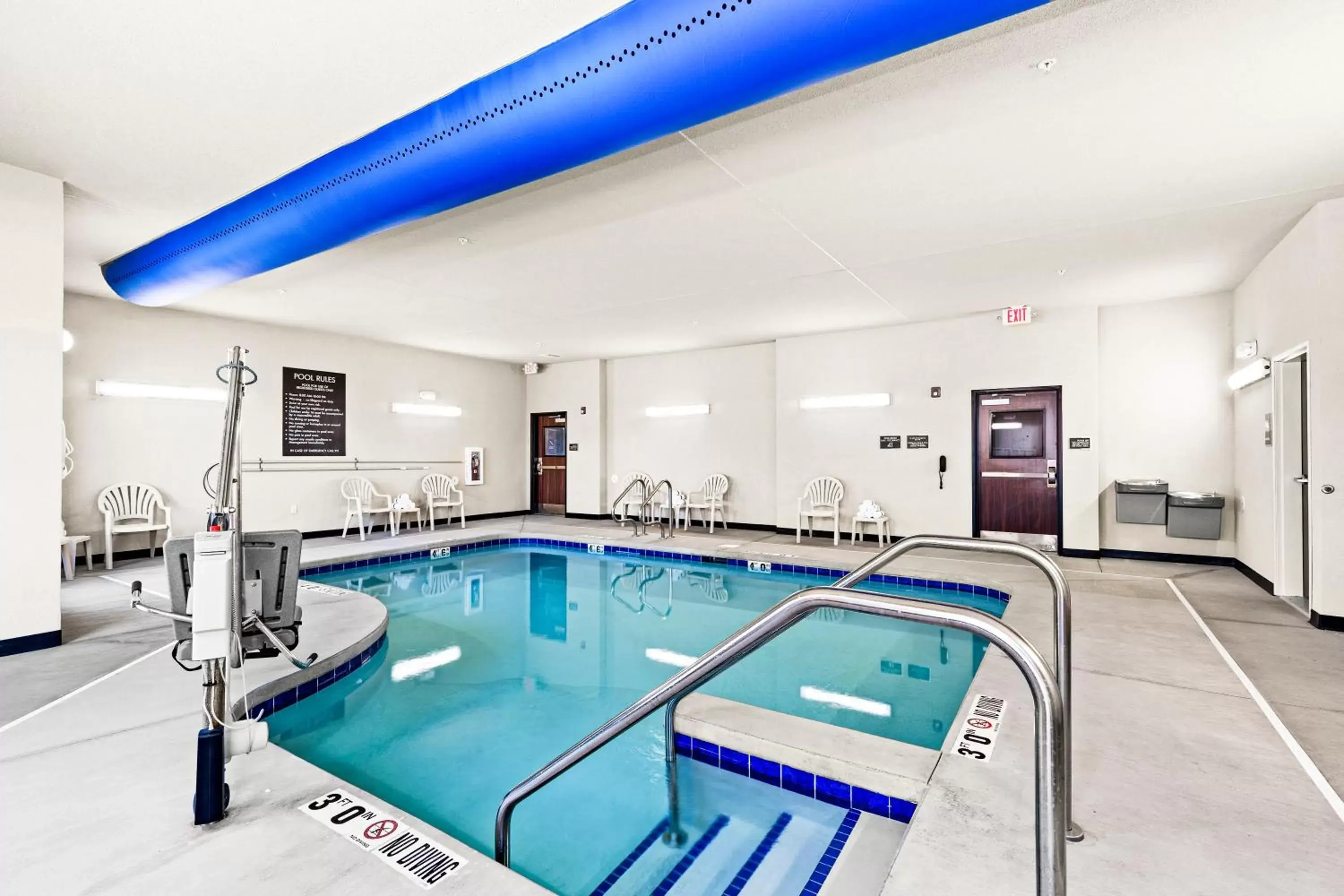 Swimming Pool in Cobblestone Hotel & Suites - Superior Duluth