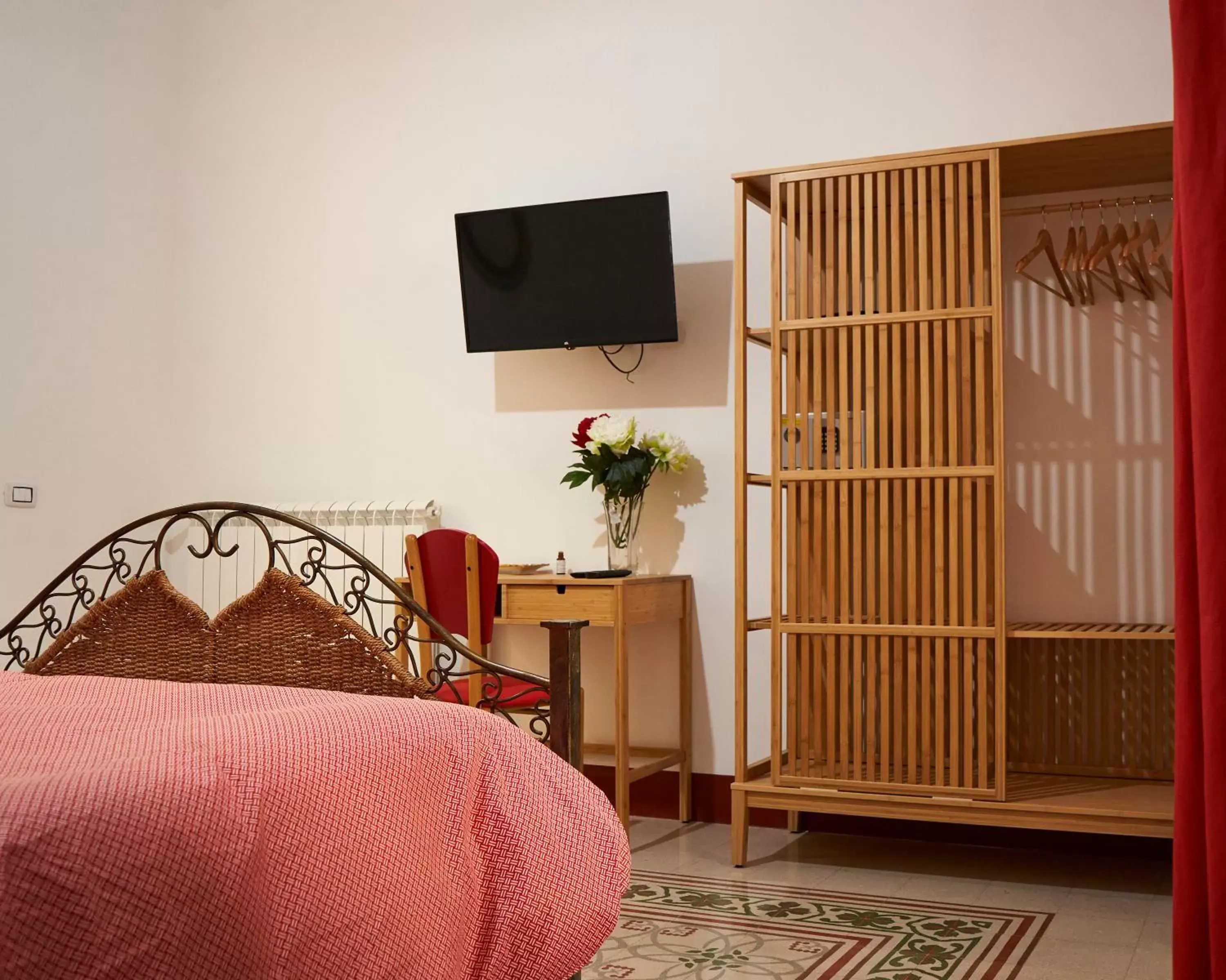Bedroom, TV/Entertainment Center in Ballarò Guest House