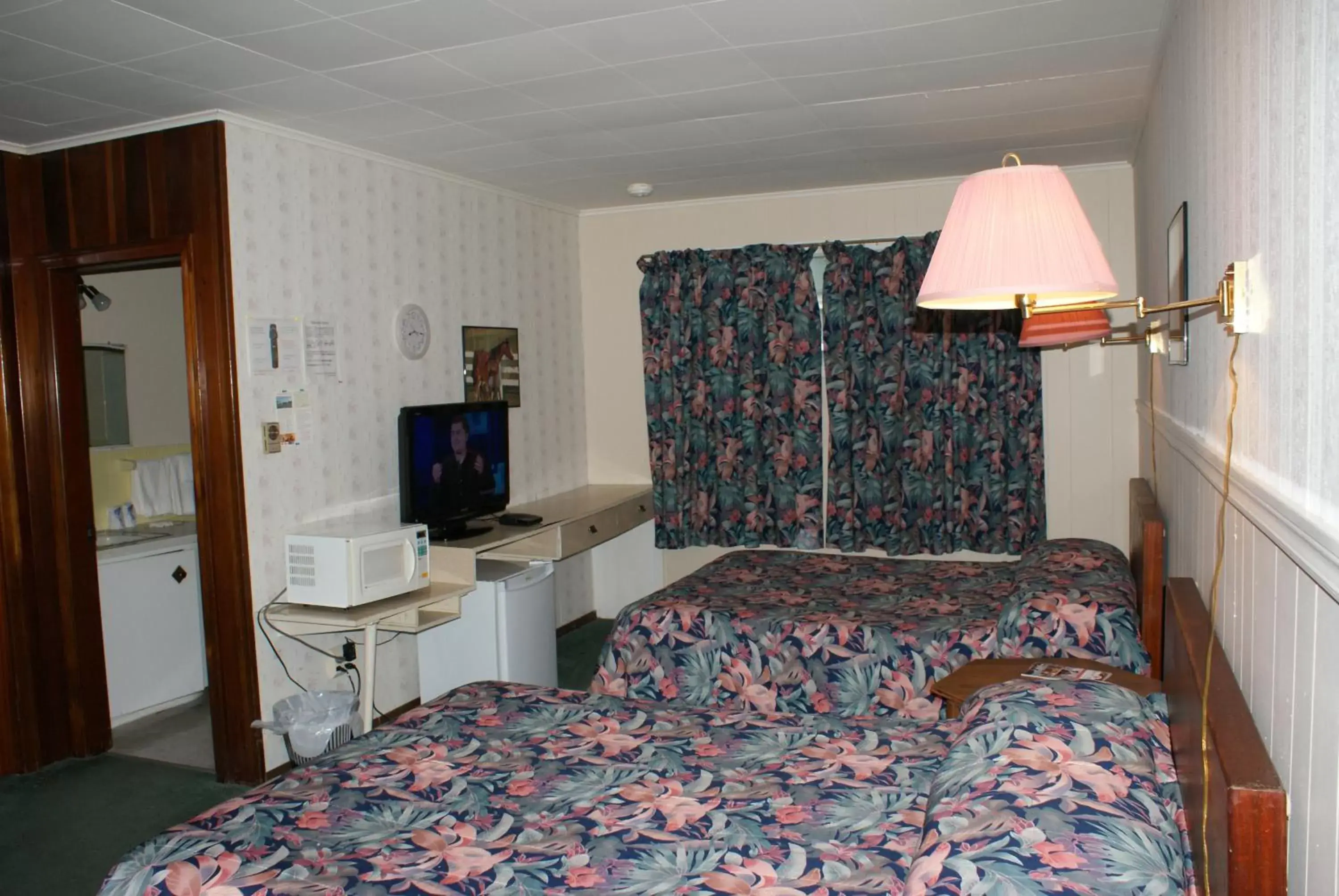 Photo of the whole room, Bed in Regent Motel