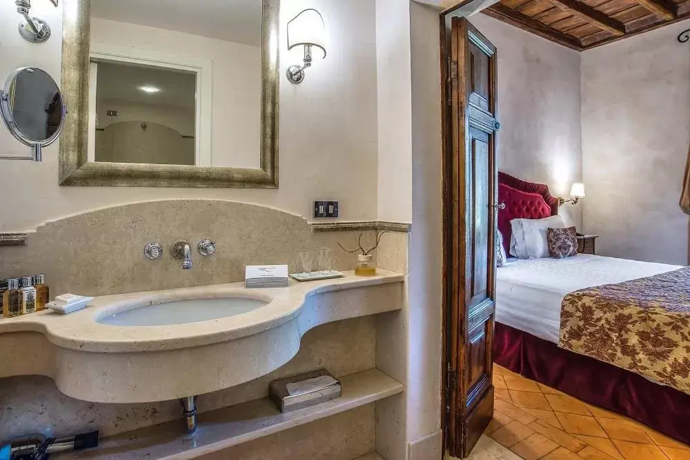 Toilet, Bathroom in Donna Camilla Savelli - VRetreats