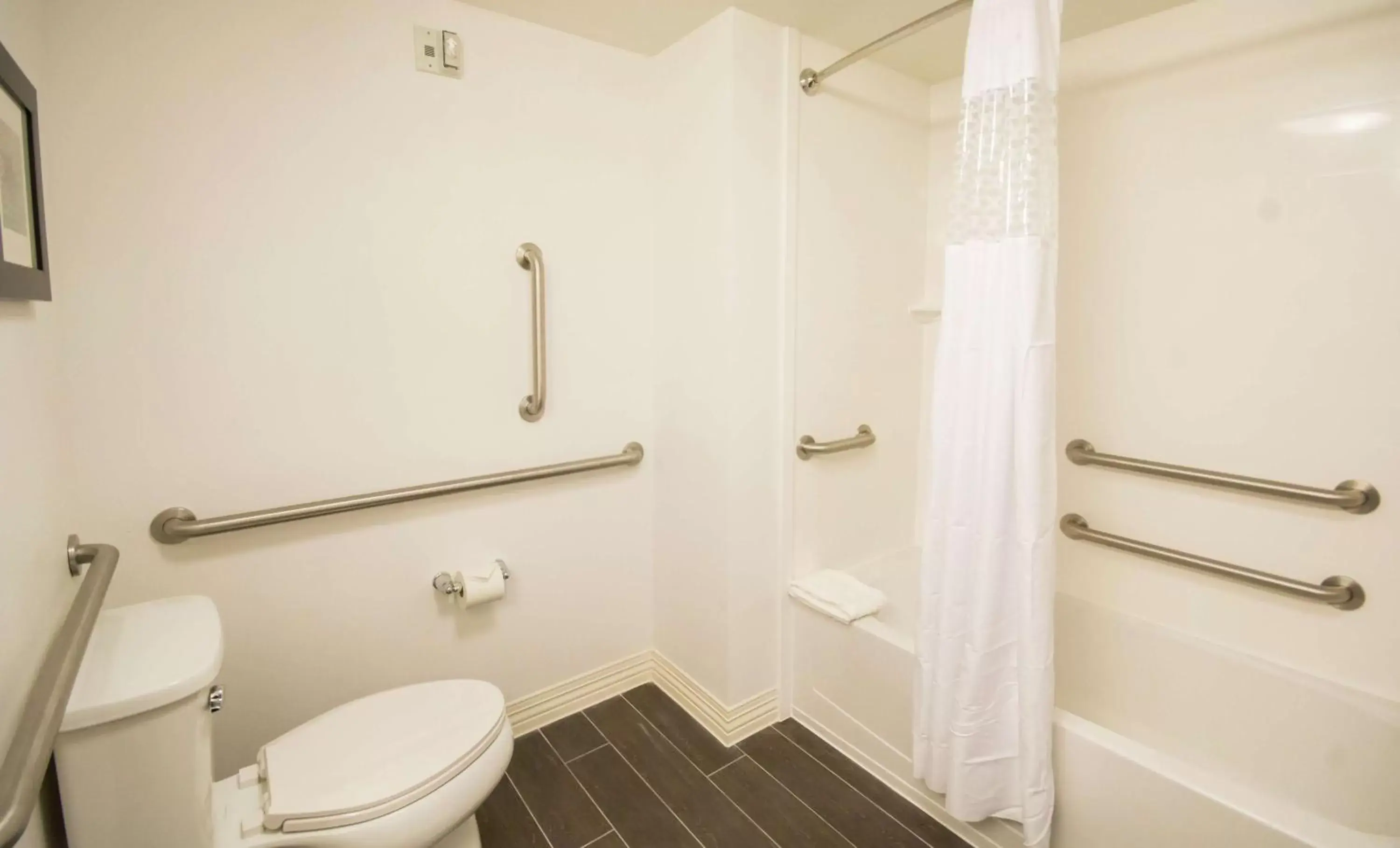 Bathroom in Hampton Inn & Suites Orlando near SeaWorld