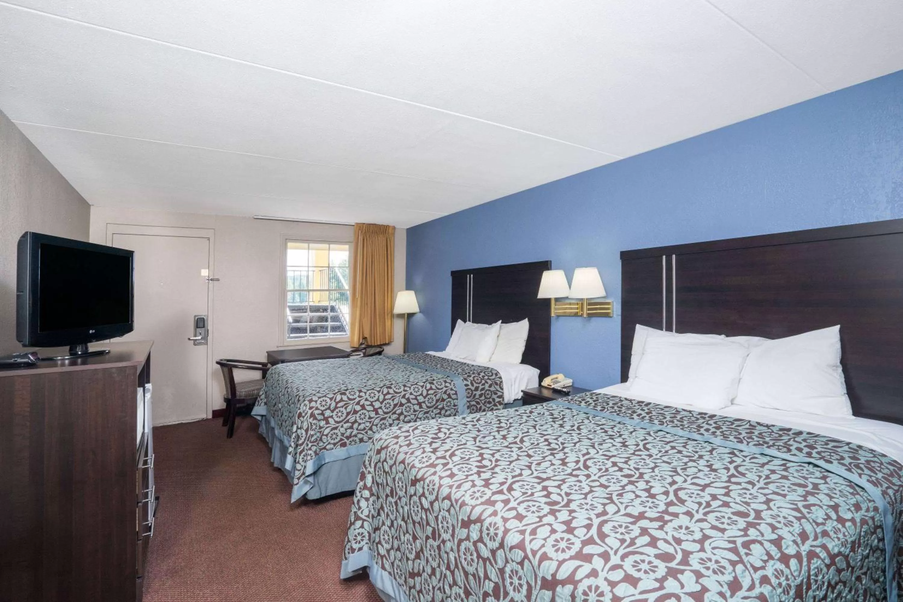 Photo of the whole room, Bed in Days Inn by Wyndham Lincolnton