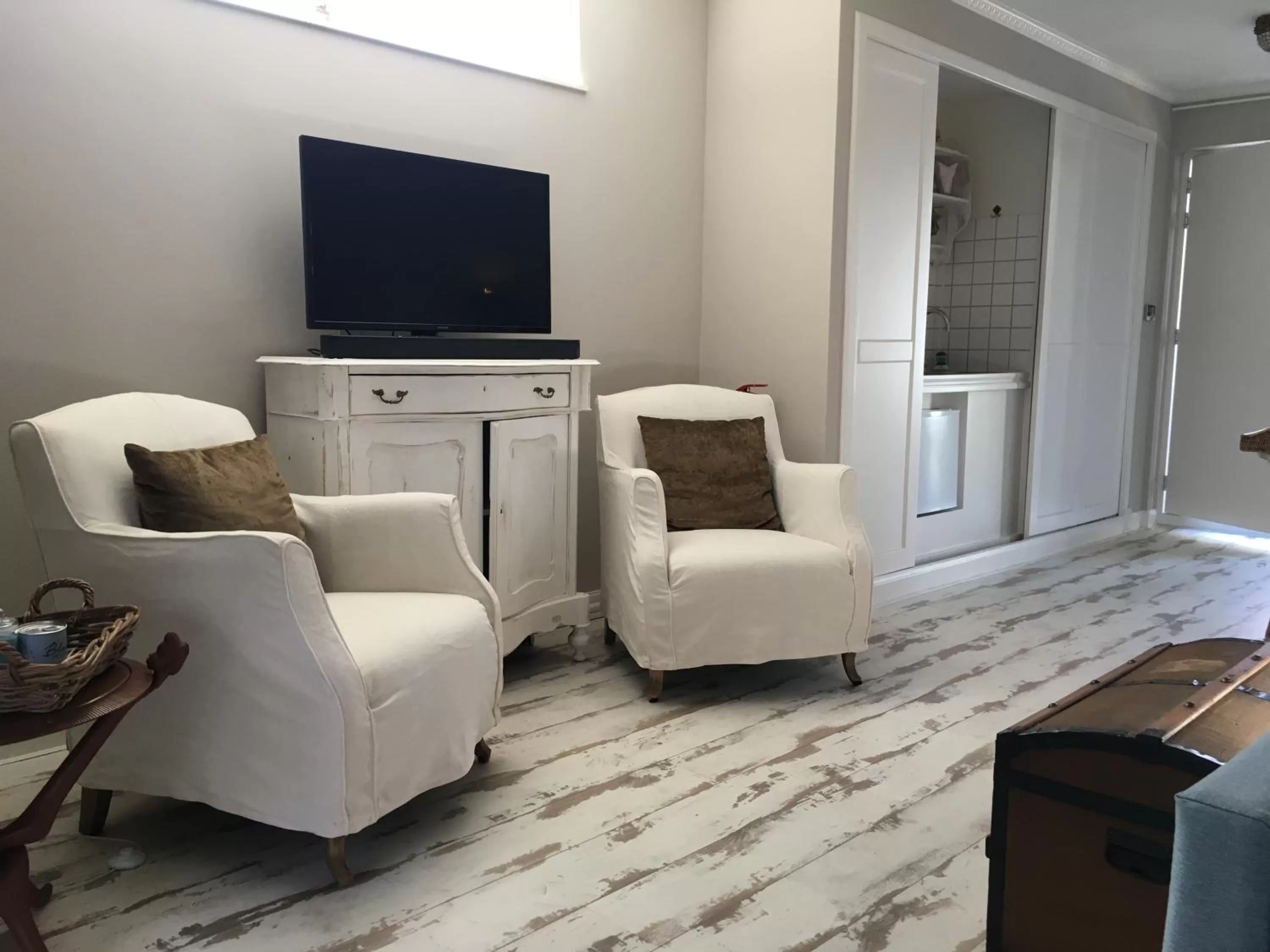 TV and multimedia in De Vijverkamer-----privé diner op de kamer mogelijk!!