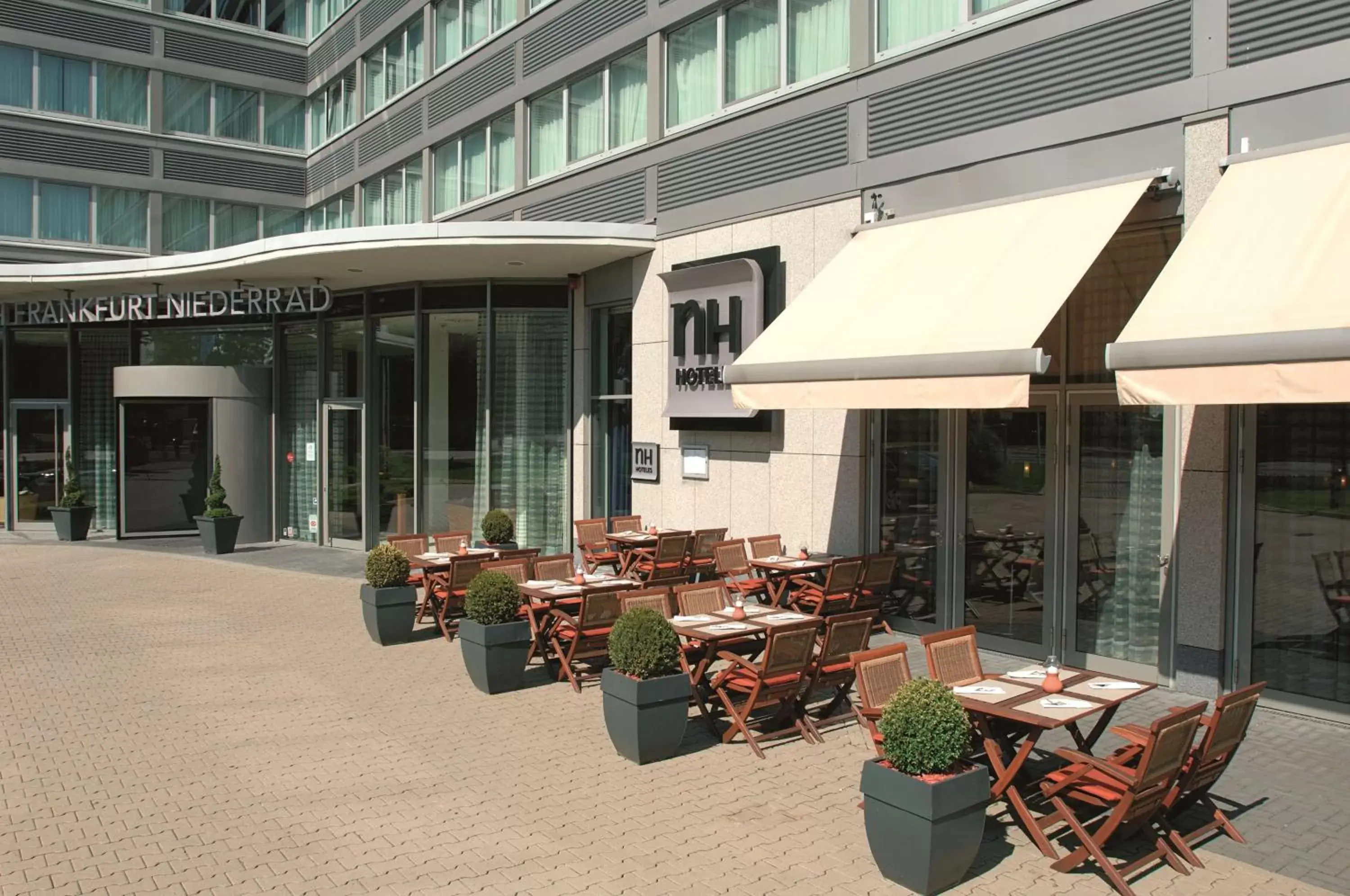 Patio, Restaurant/Places to Eat in NH Frankfurt Niederrad