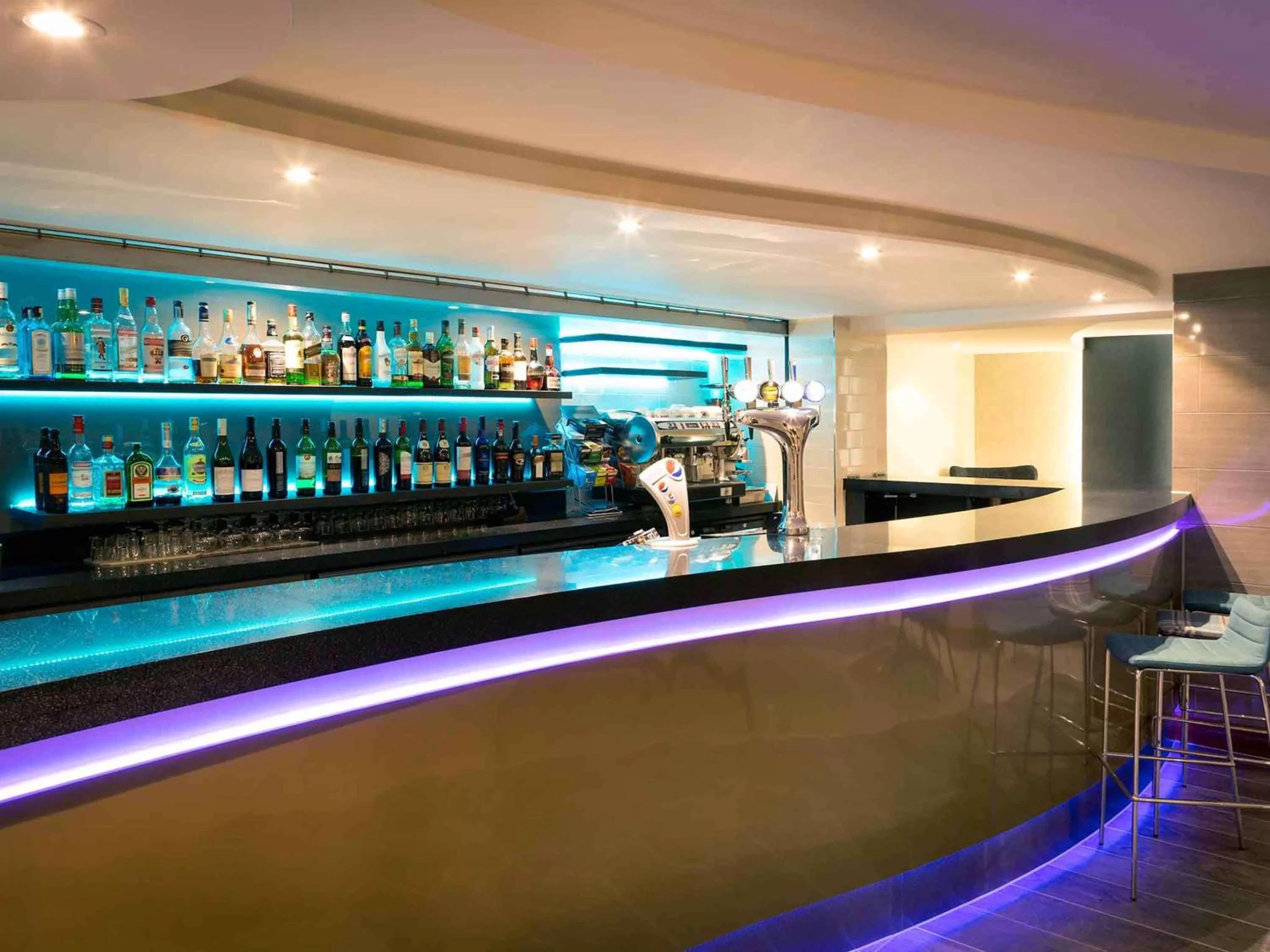 Lounge or bar in Mercure London Heathrow Airport