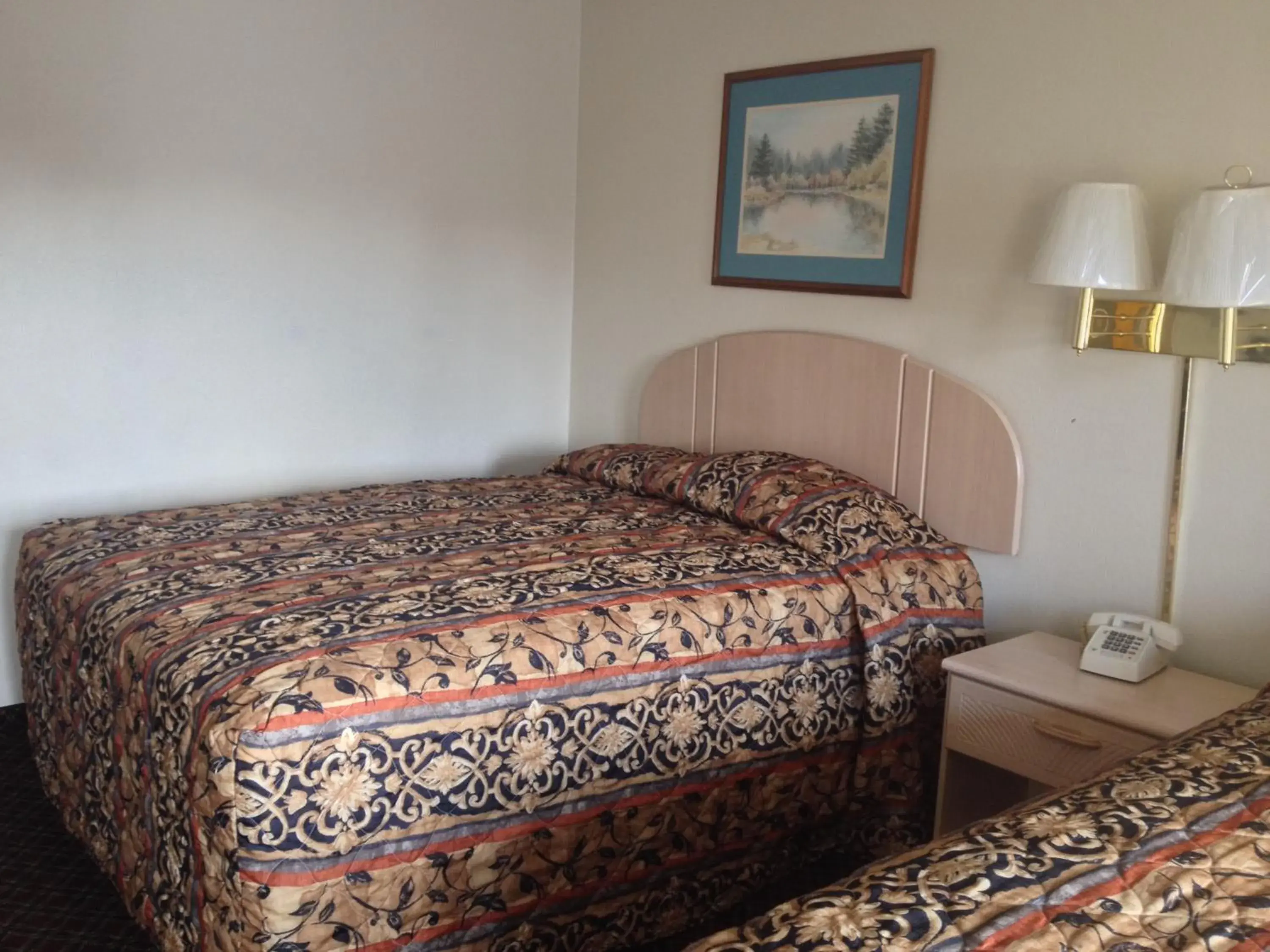 Bed in Battlefield Inn Springfield