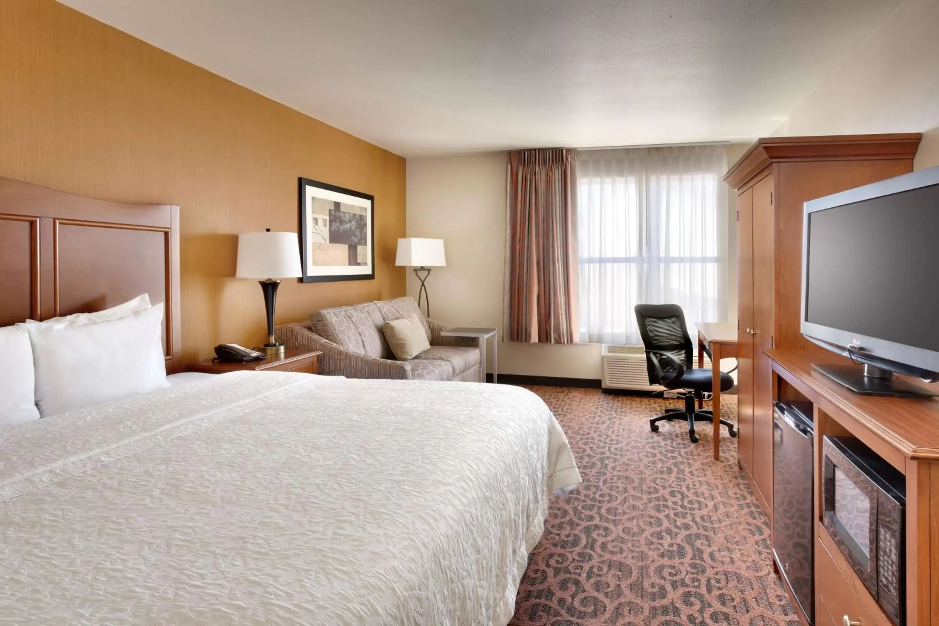 Bedroom, TV/Entertainment Center in Hampton Inn & Suites Orem/Provo