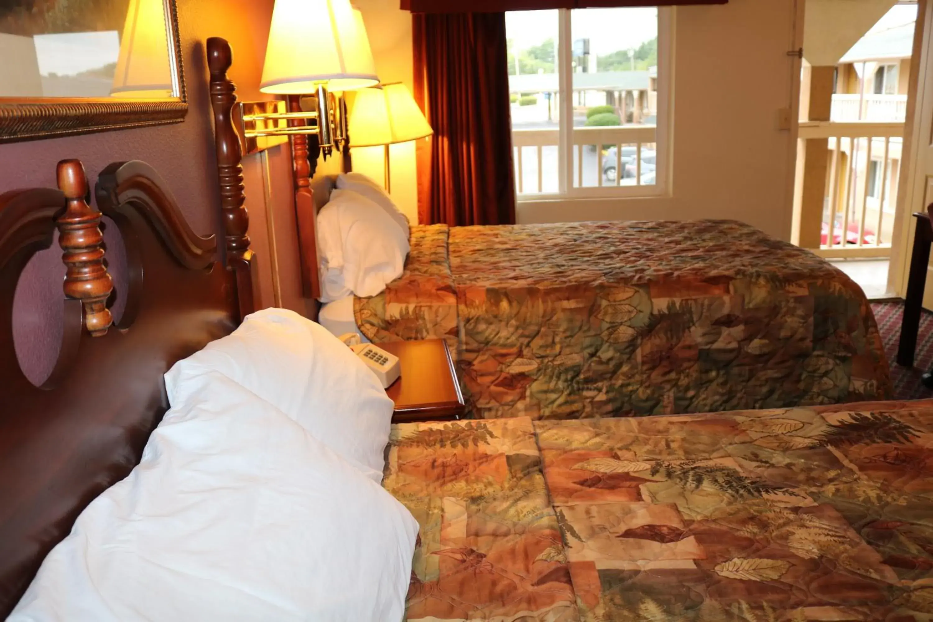 Bedroom, Bed in Battlefield Inn Springfield