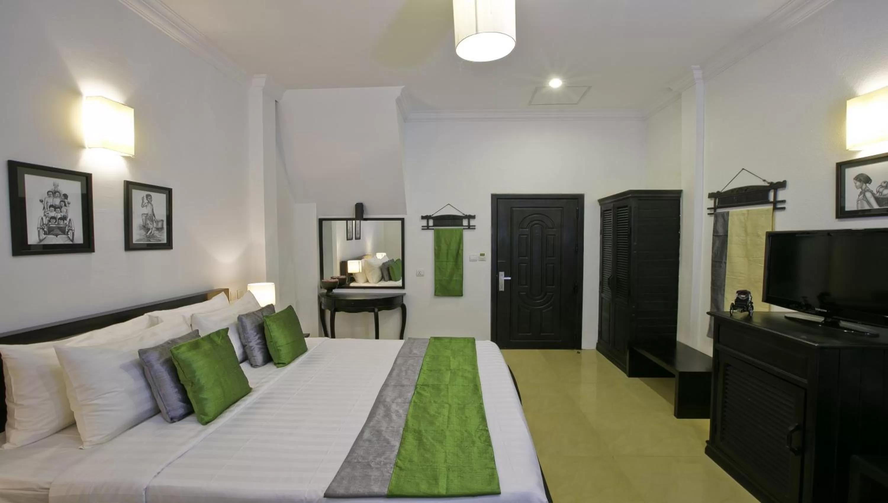 Photo of the whole room, Bed in The Cyclo d'Angkor Boutique Hotel