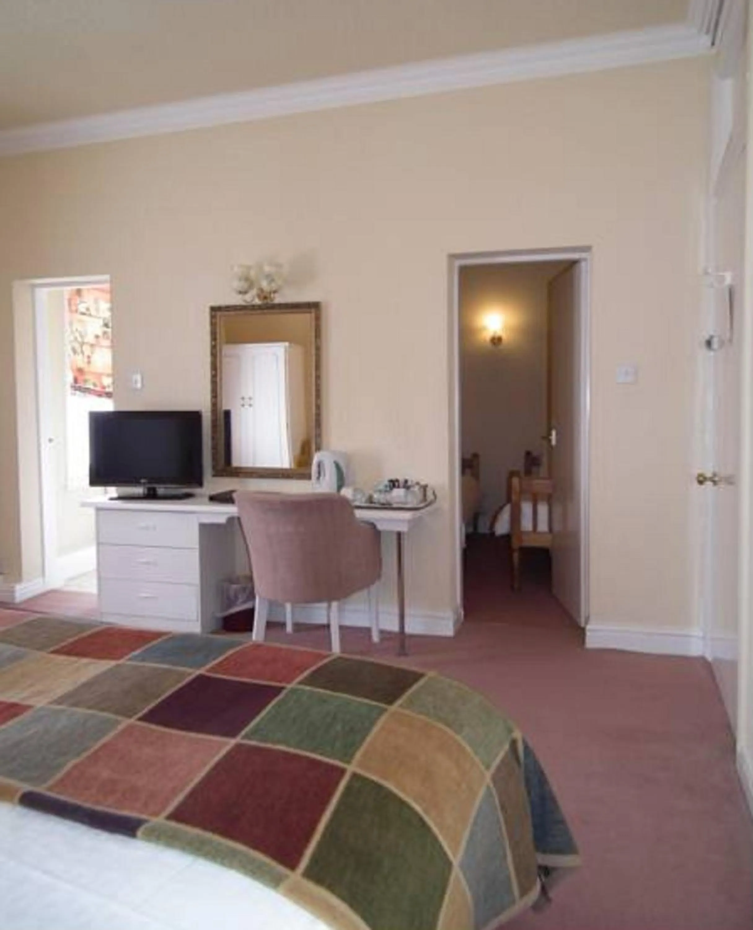 Bedroom, Bed in The North Euston Hotel