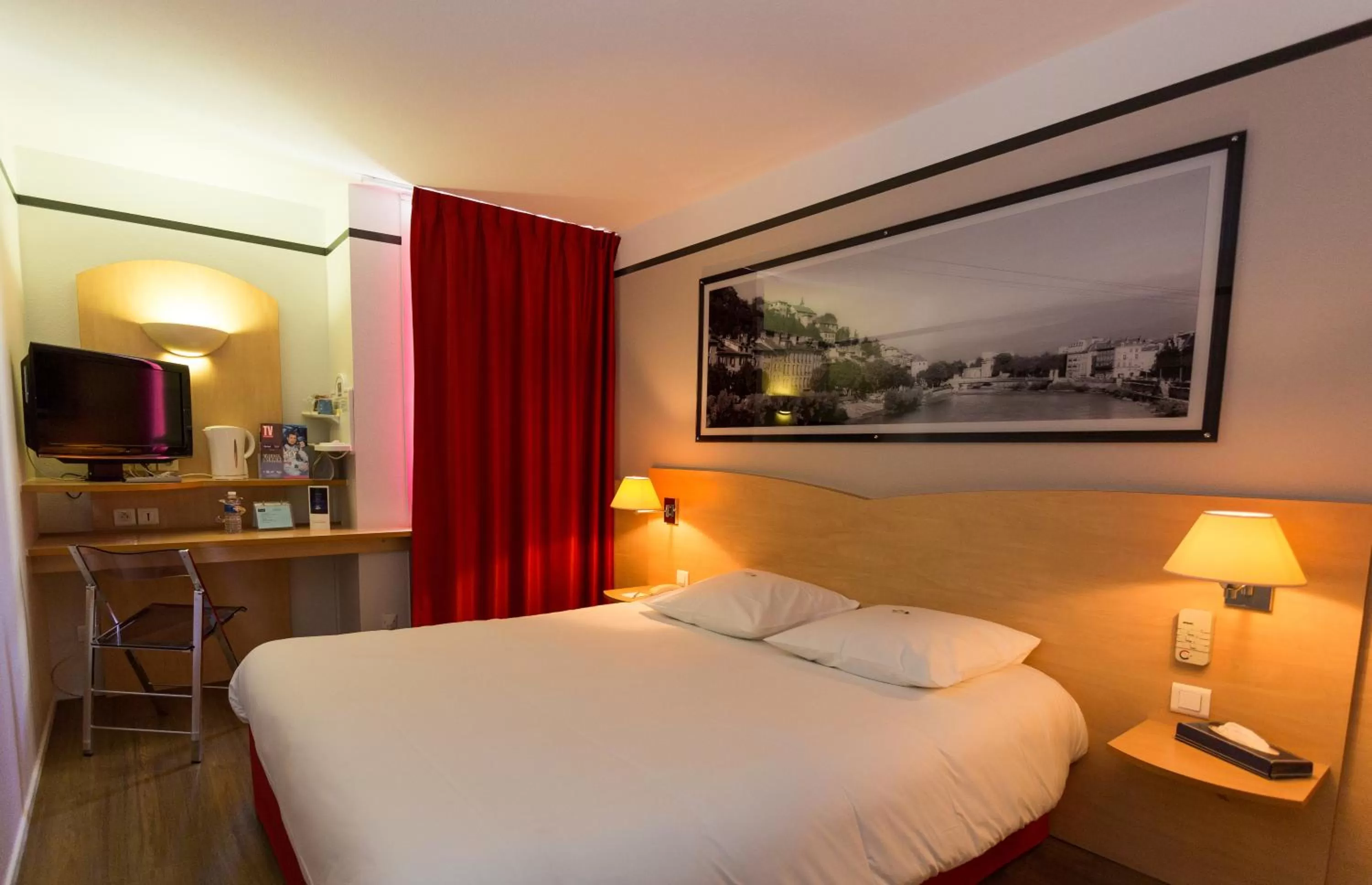 Bed in Hotel inn Grenoble Eybens Parc des Expositions Ex Kyriad