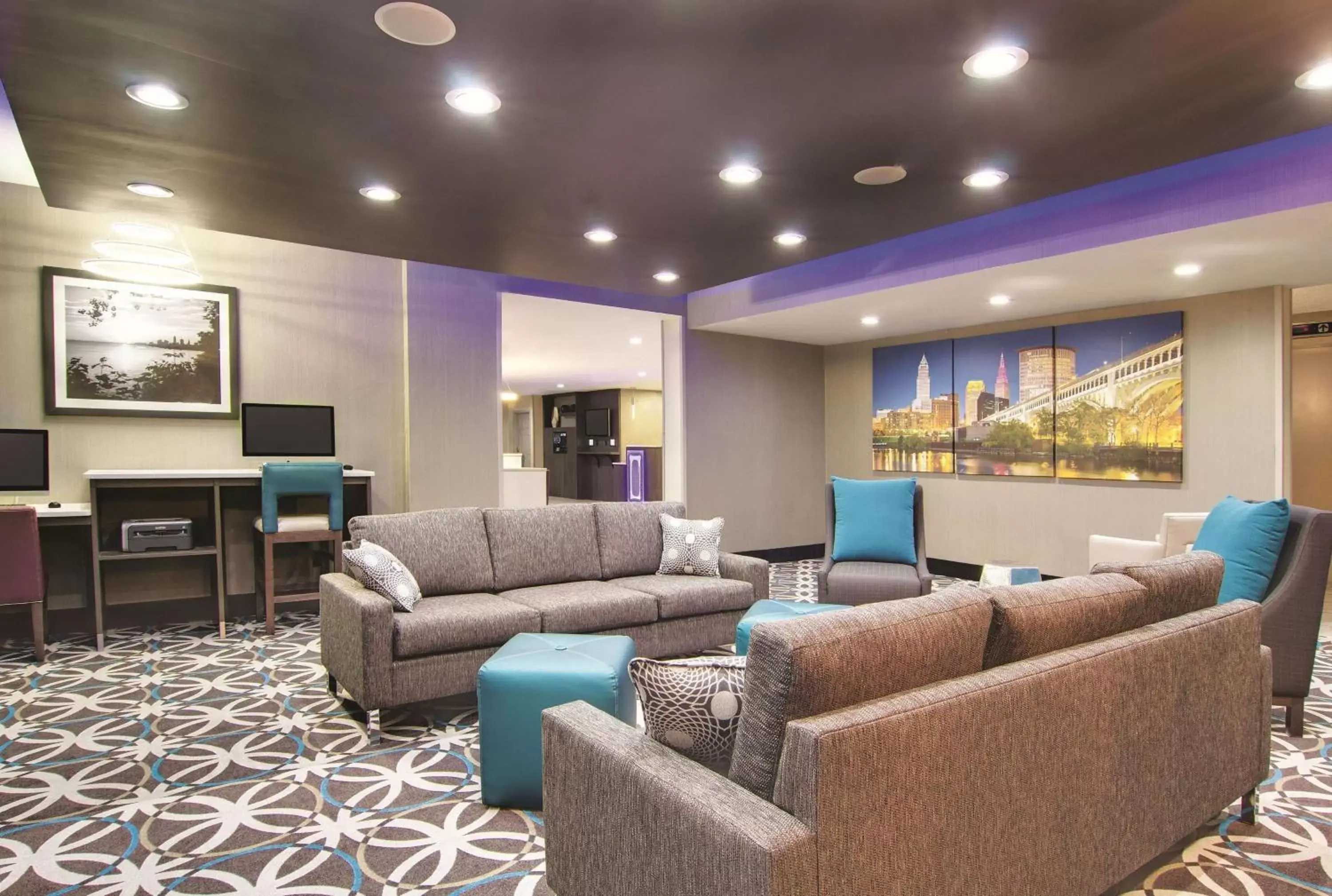 Lobby or reception in La Quinta by Wyndham Cleveland Airport West