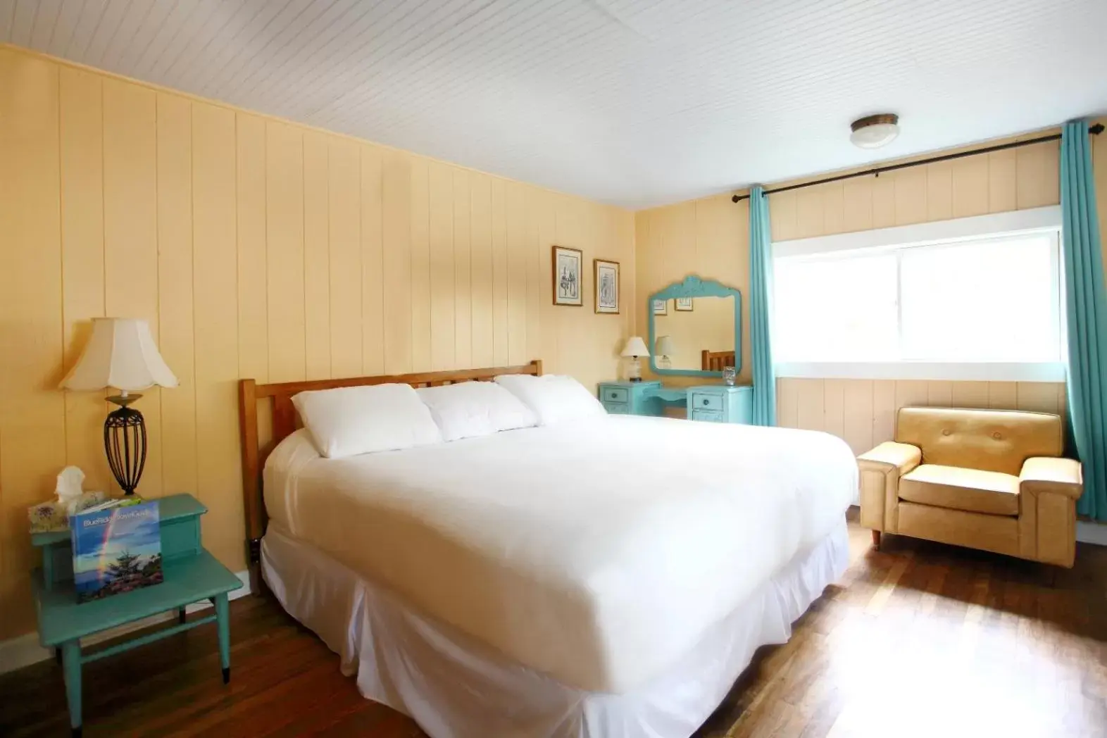 Photo of the whole room, Bed in The Pines Cottages