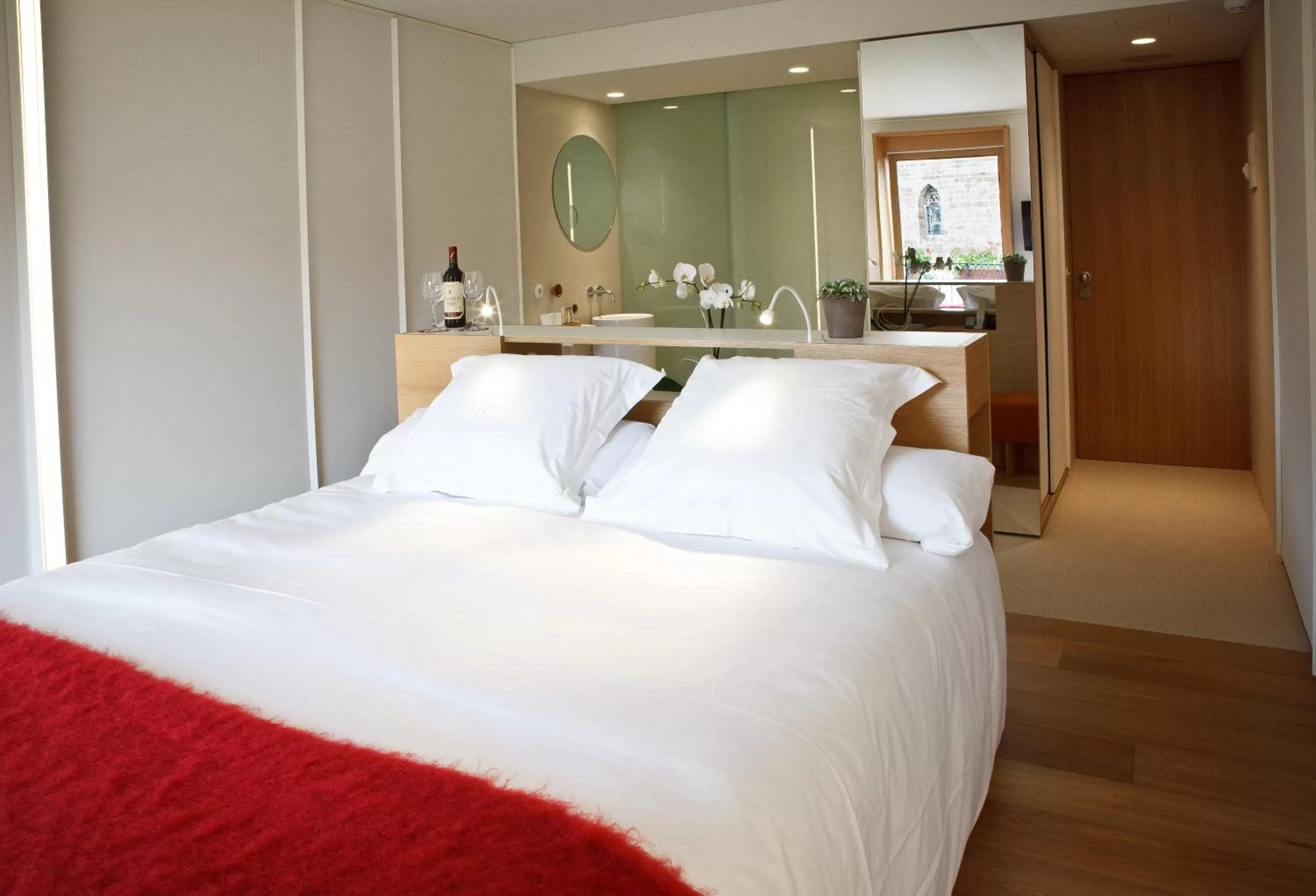 Bedroom, Bed in Hotel Echaurren Relais & Châteaux