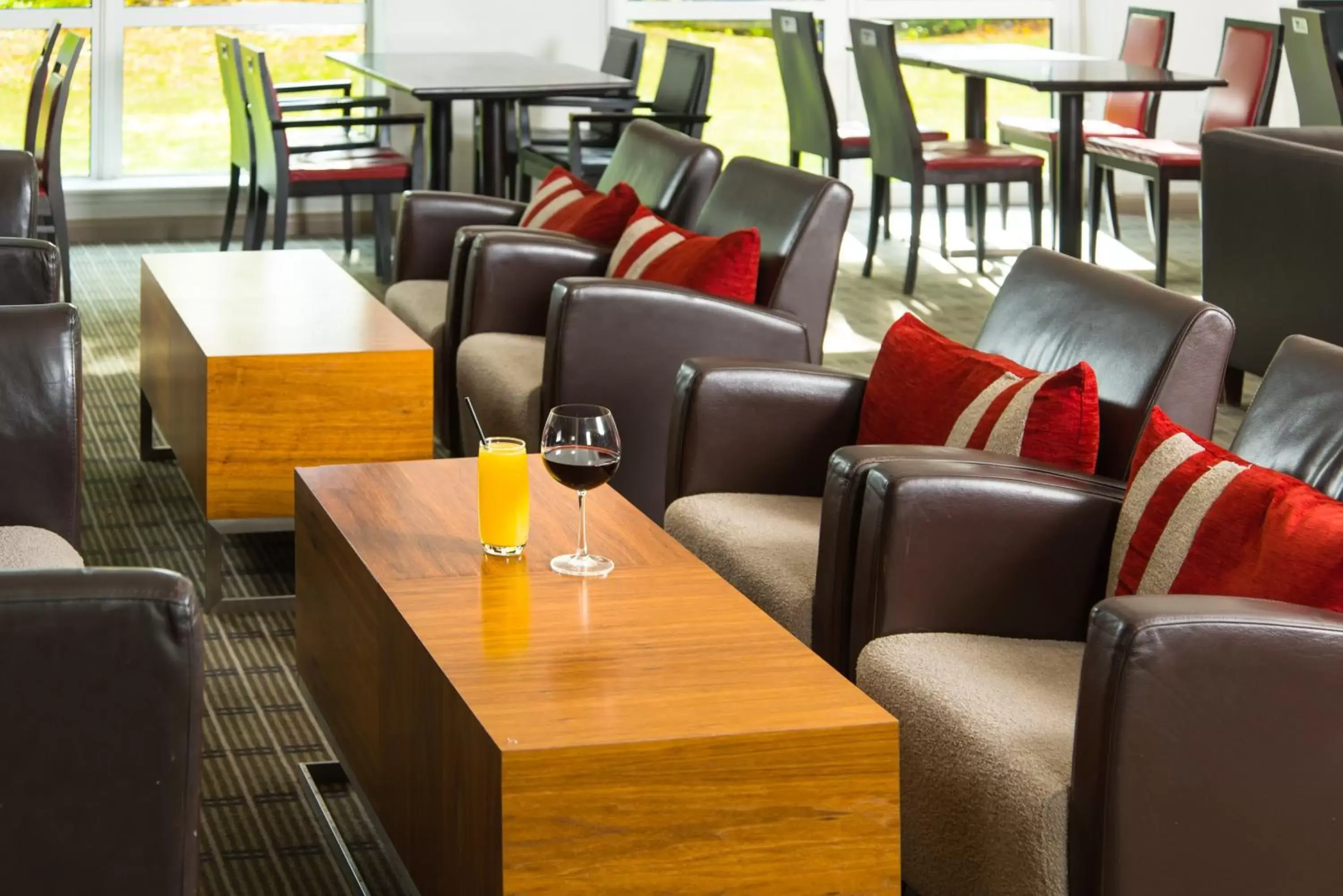 Restaurant/places to eat, Lounge/Bar in Holiday Inn Express Swindon West, an IHG Hotel