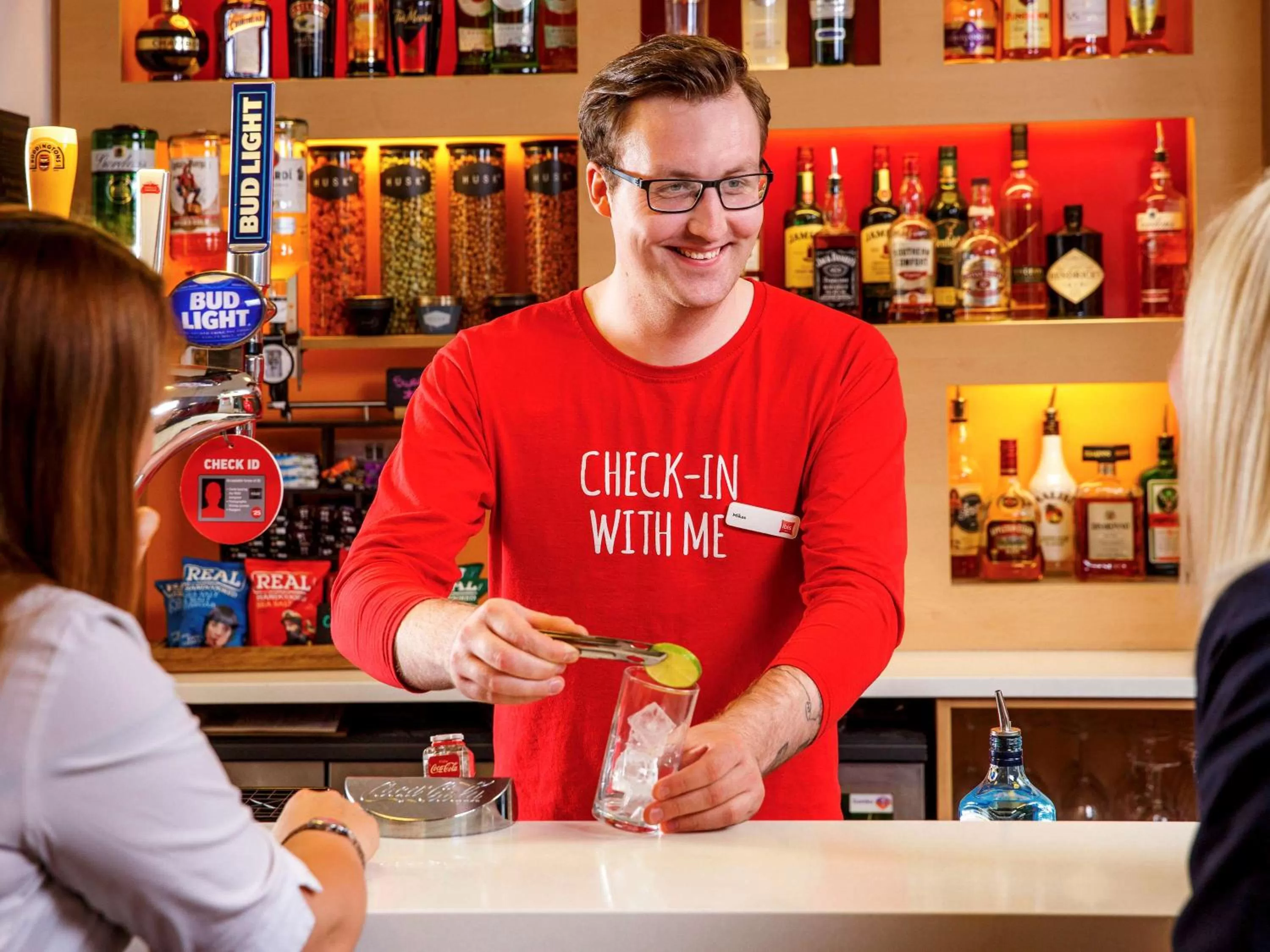 Lounge or bar in ibis Southampton