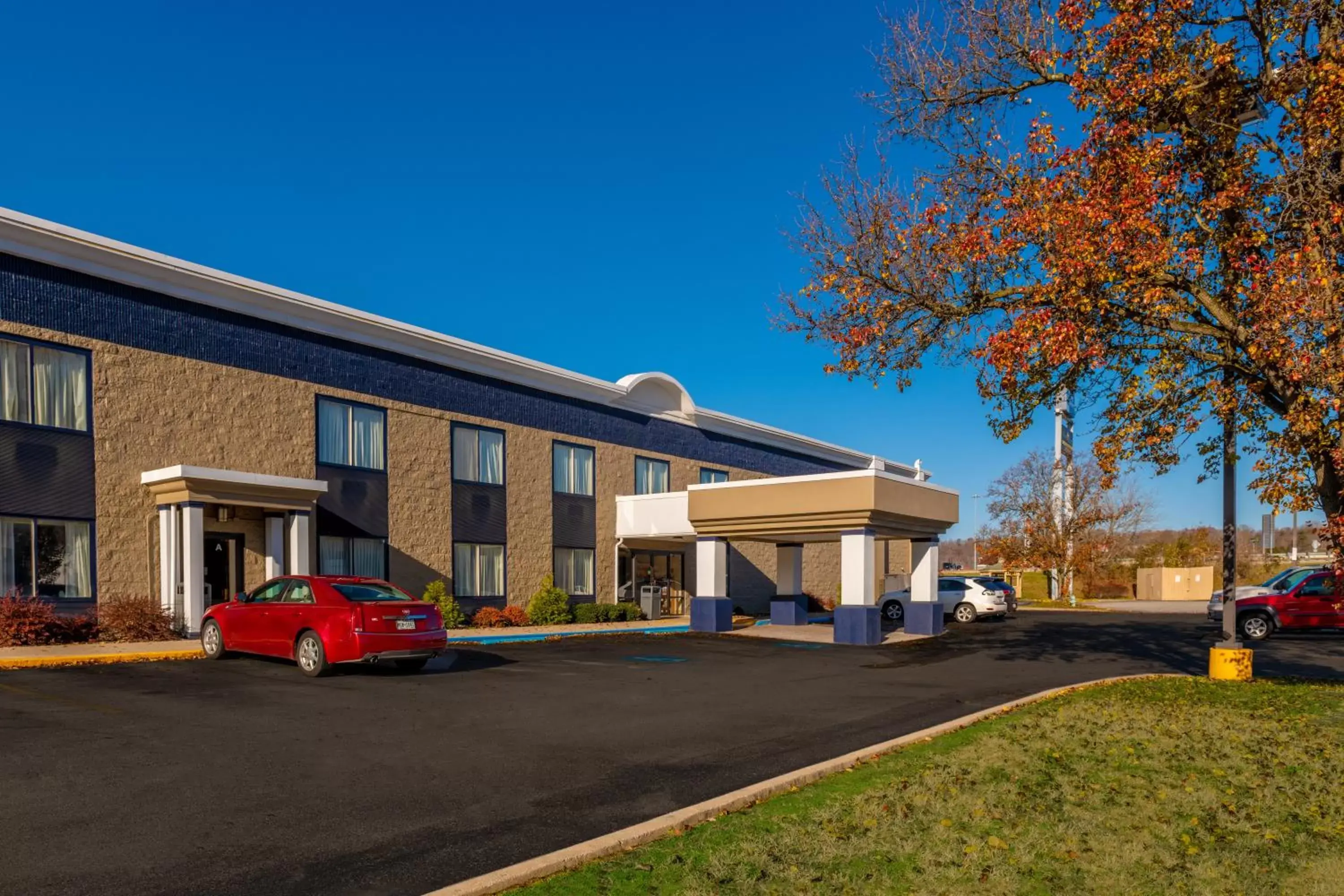 Property Building in Best Western Huntington Mall Inn