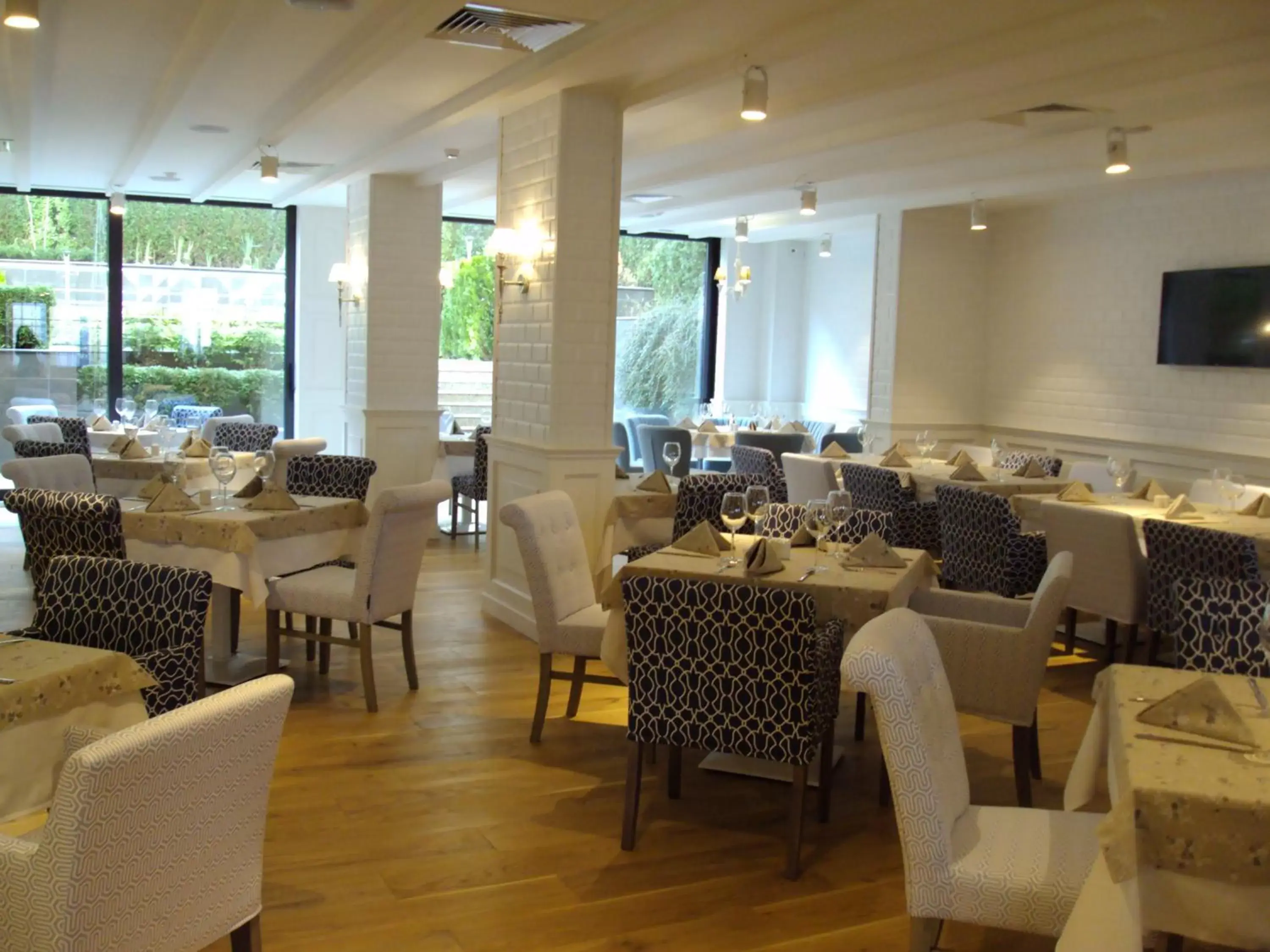 Restaurant/Places to Eat in Olives City Hotel - Free Parking