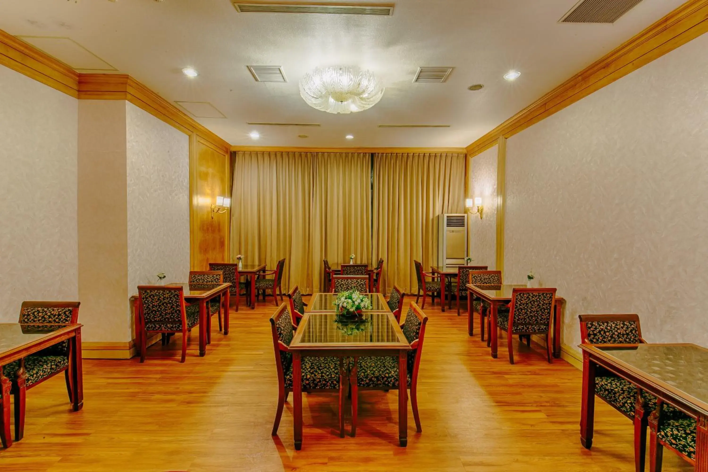 Meeting/conference room, Restaurant/Places to Eat in Highness Hotel