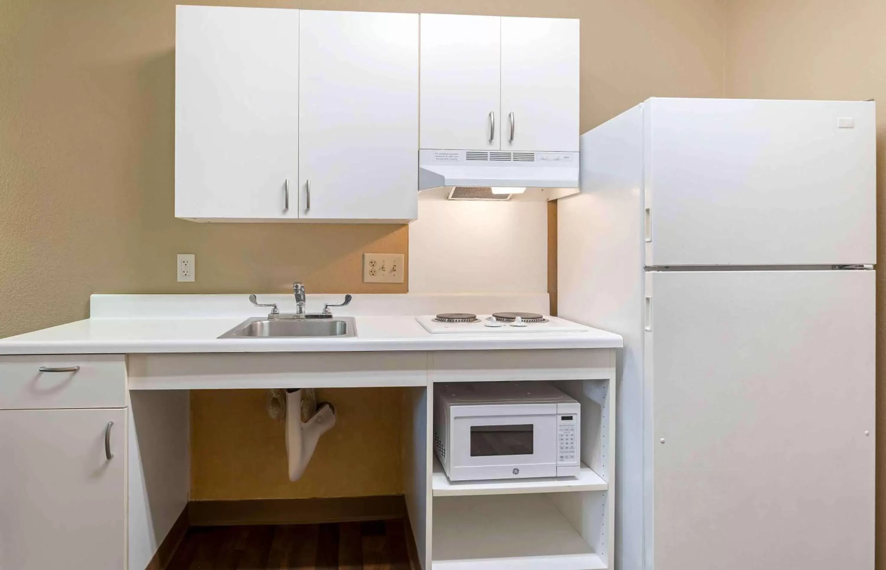 Bedroom, Kitchen/Kitchenette in Extended Stay America Suites - Chicago - Schaumburg - I-90