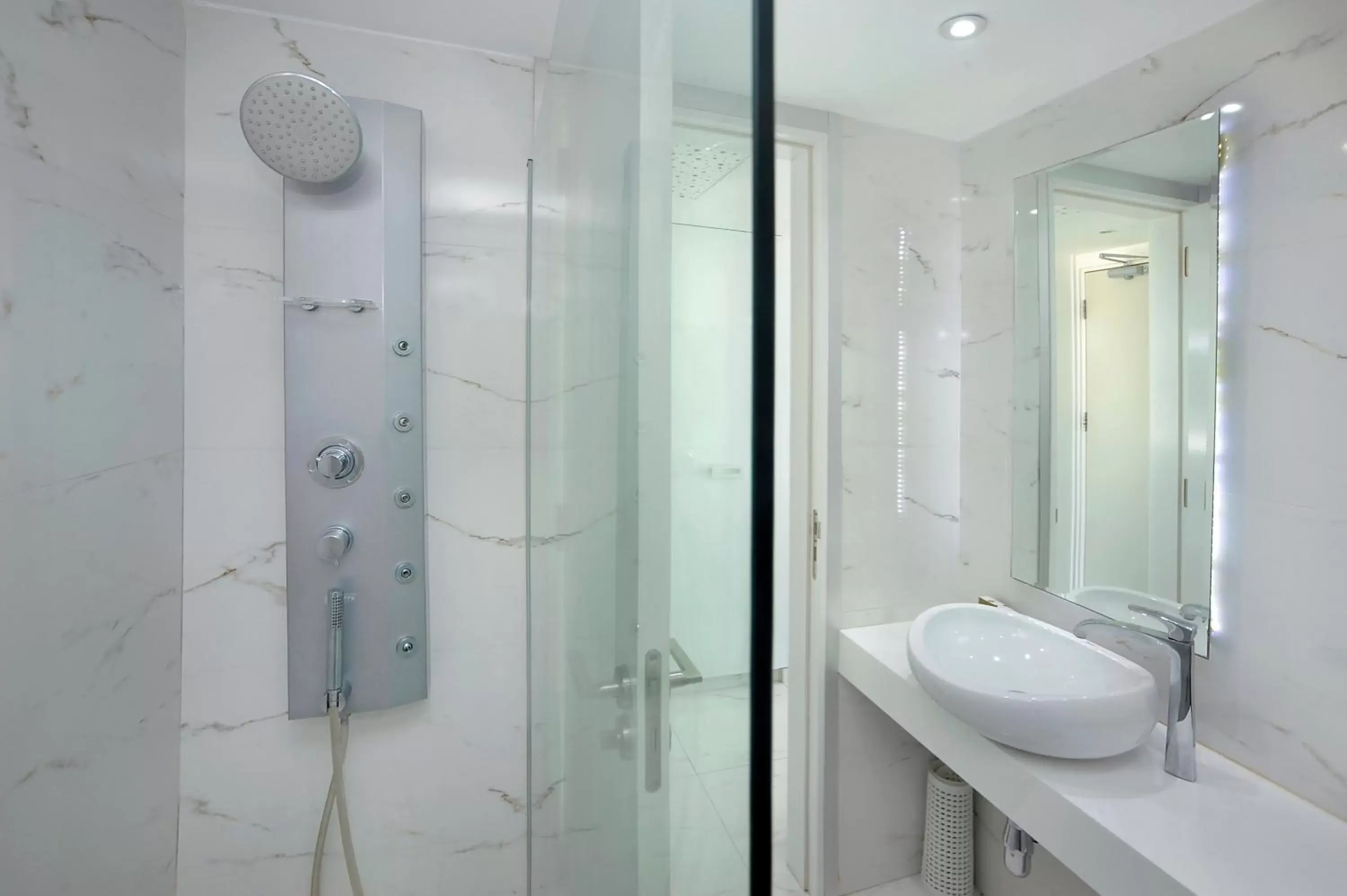 Shower, Bathroom in Nestor Hotel