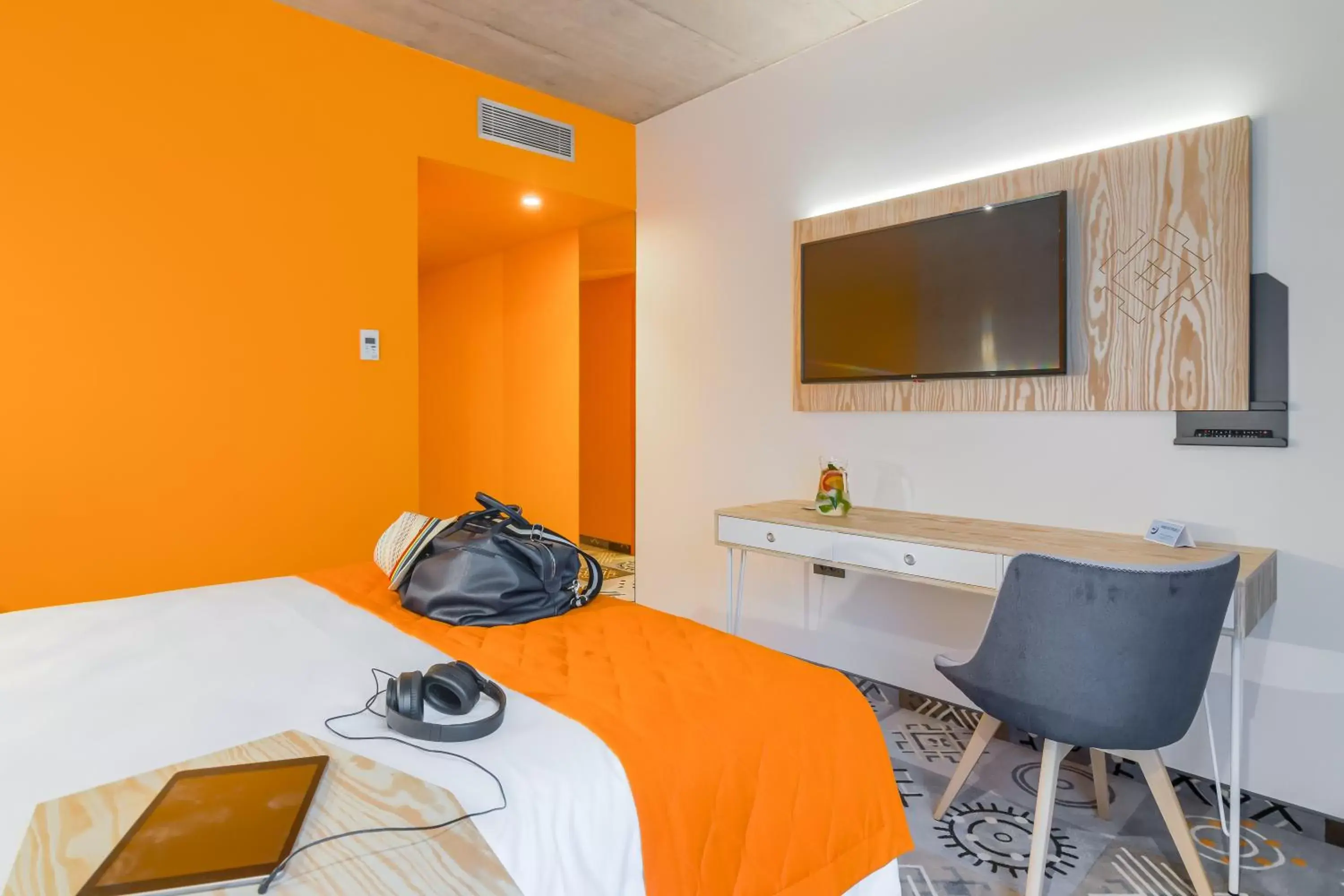 Photo of the whole room, TV/Entertainment Center in ibis Styles Bucharest City Center