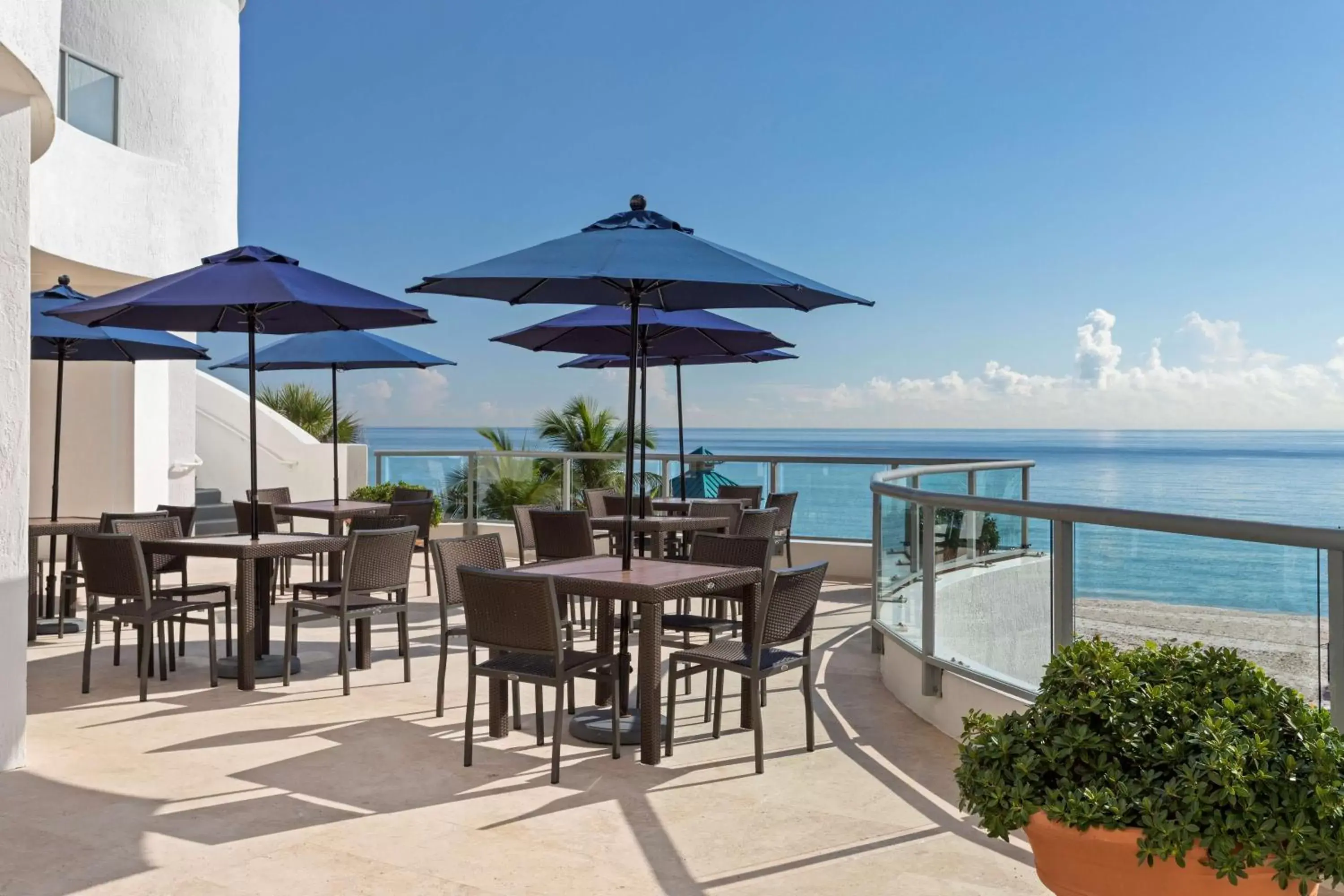 Lounge or bar in DoubleTree by Hilton Ocean Point Resort - North Miami Beach