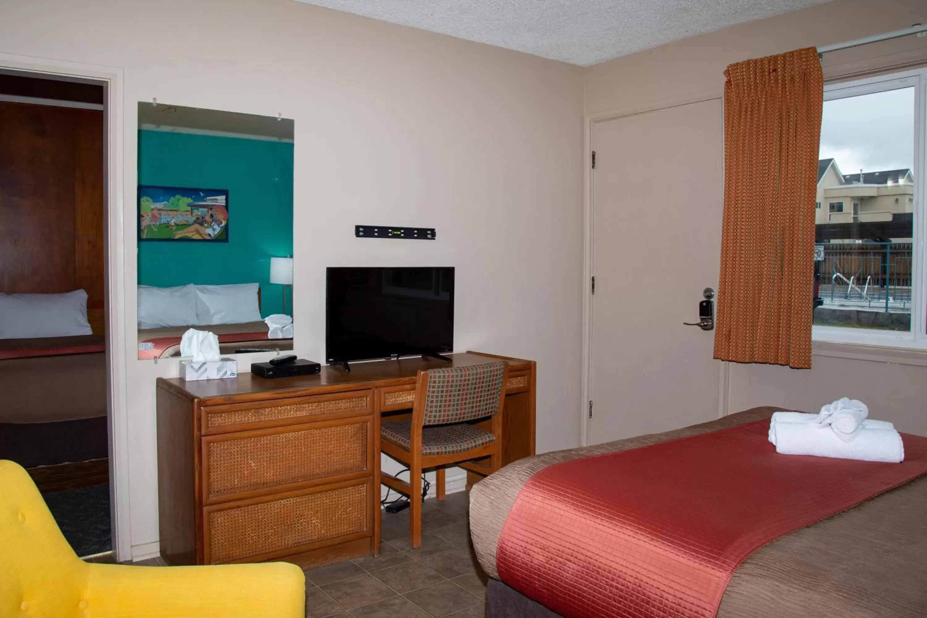 TV and multimedia, TV/Entertainment Center in Bowmont Motel