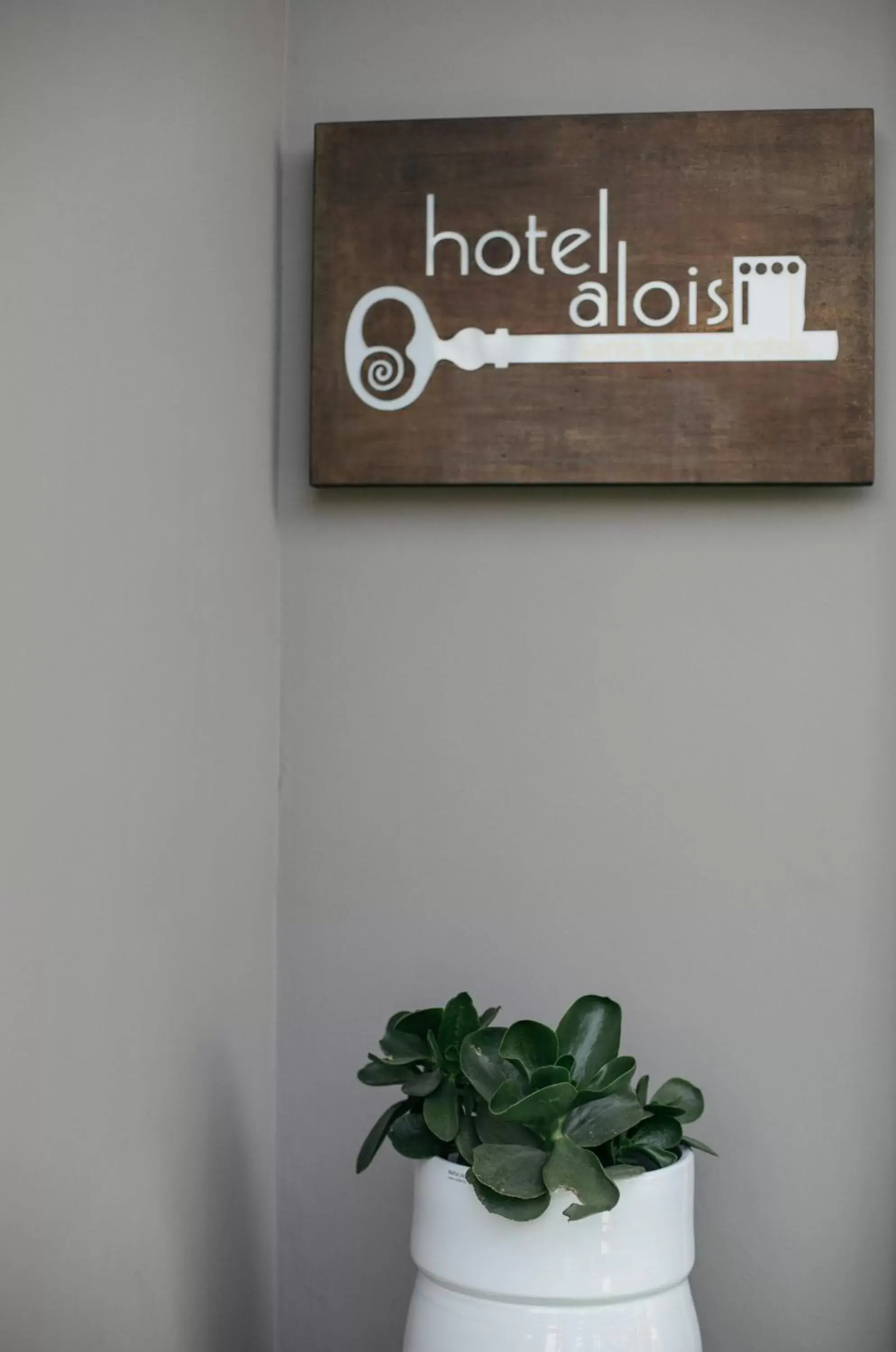 Property logo or sign in Hotel Aloisi