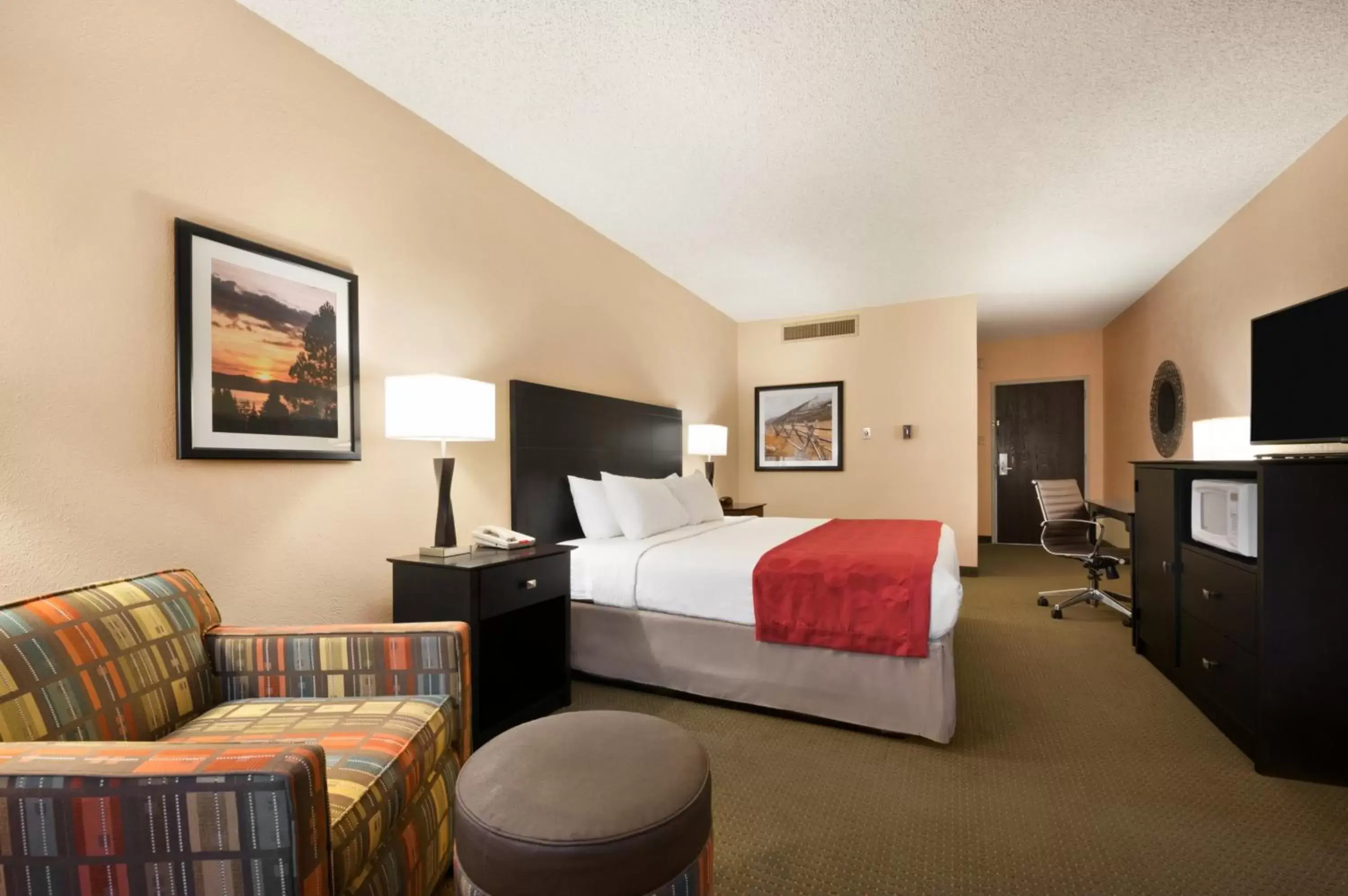 Bedroom in Ramada Plaza by Wyndham Gillette Conference Center