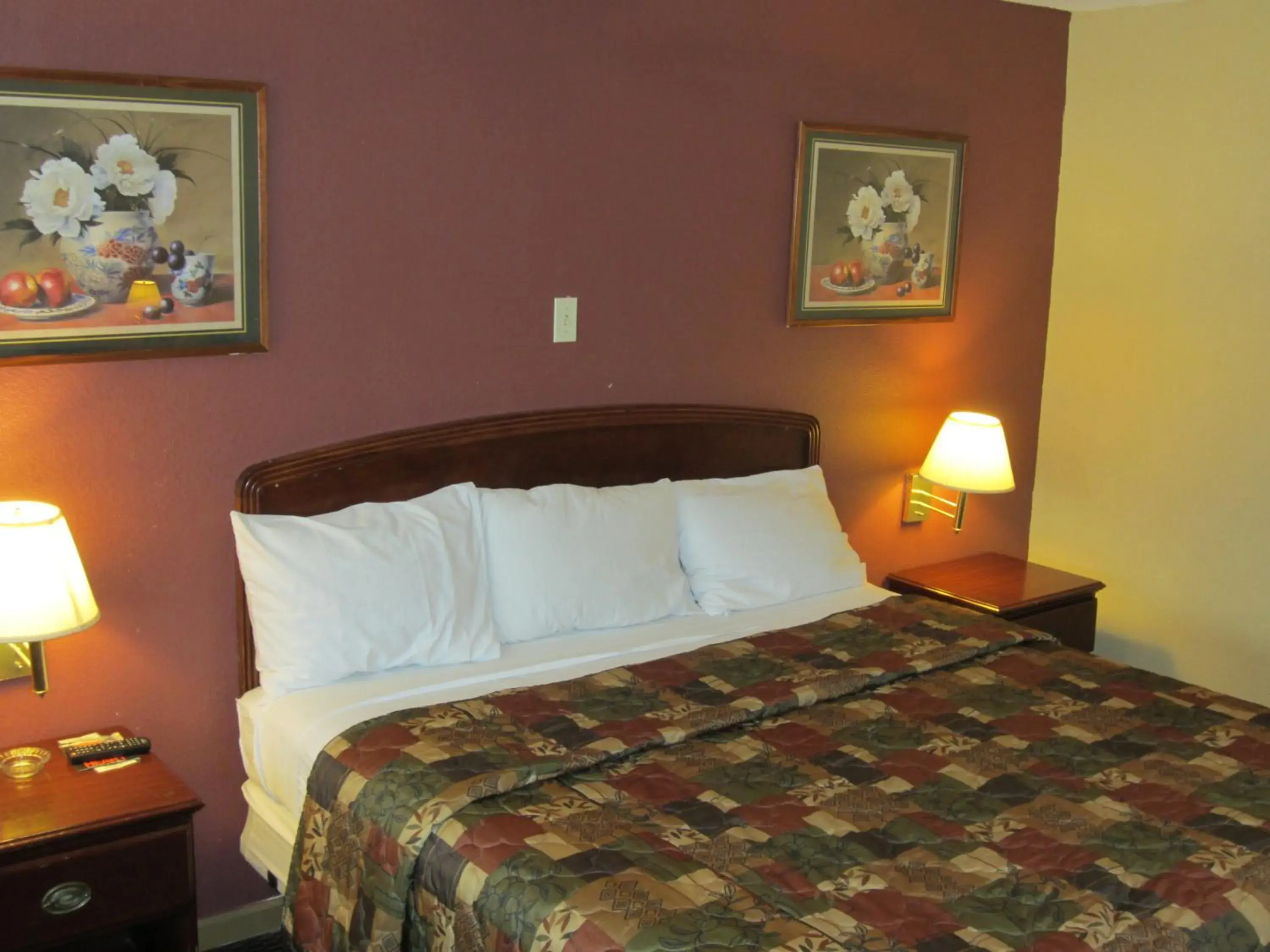 Bedroom, Bed in First Western Inn - Fairmont City