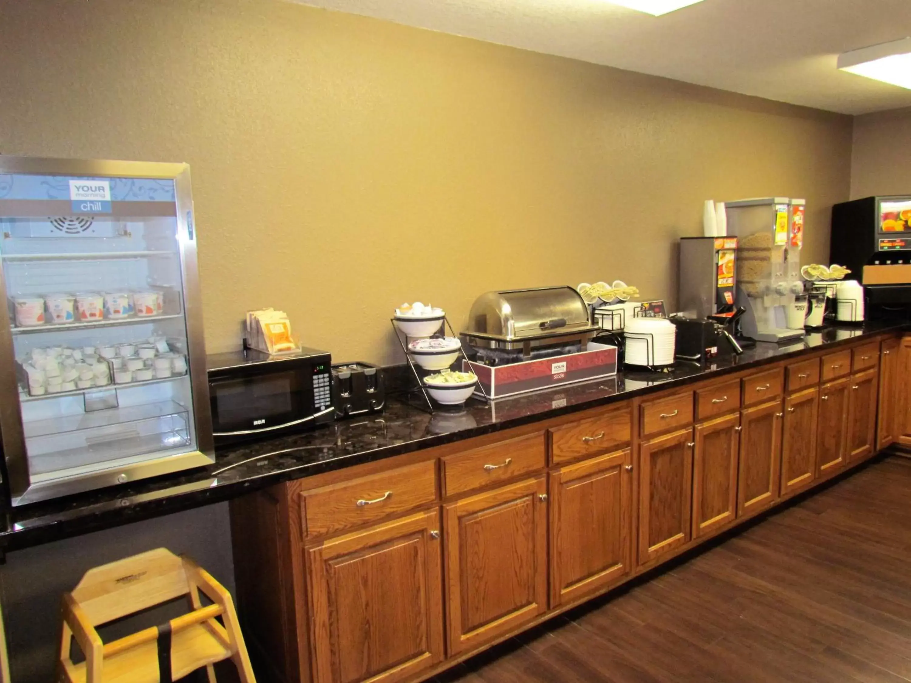 Continental breakfast in Oak Hill Inn & Suites Continental breakfast in Oak Hill Inn & Suites