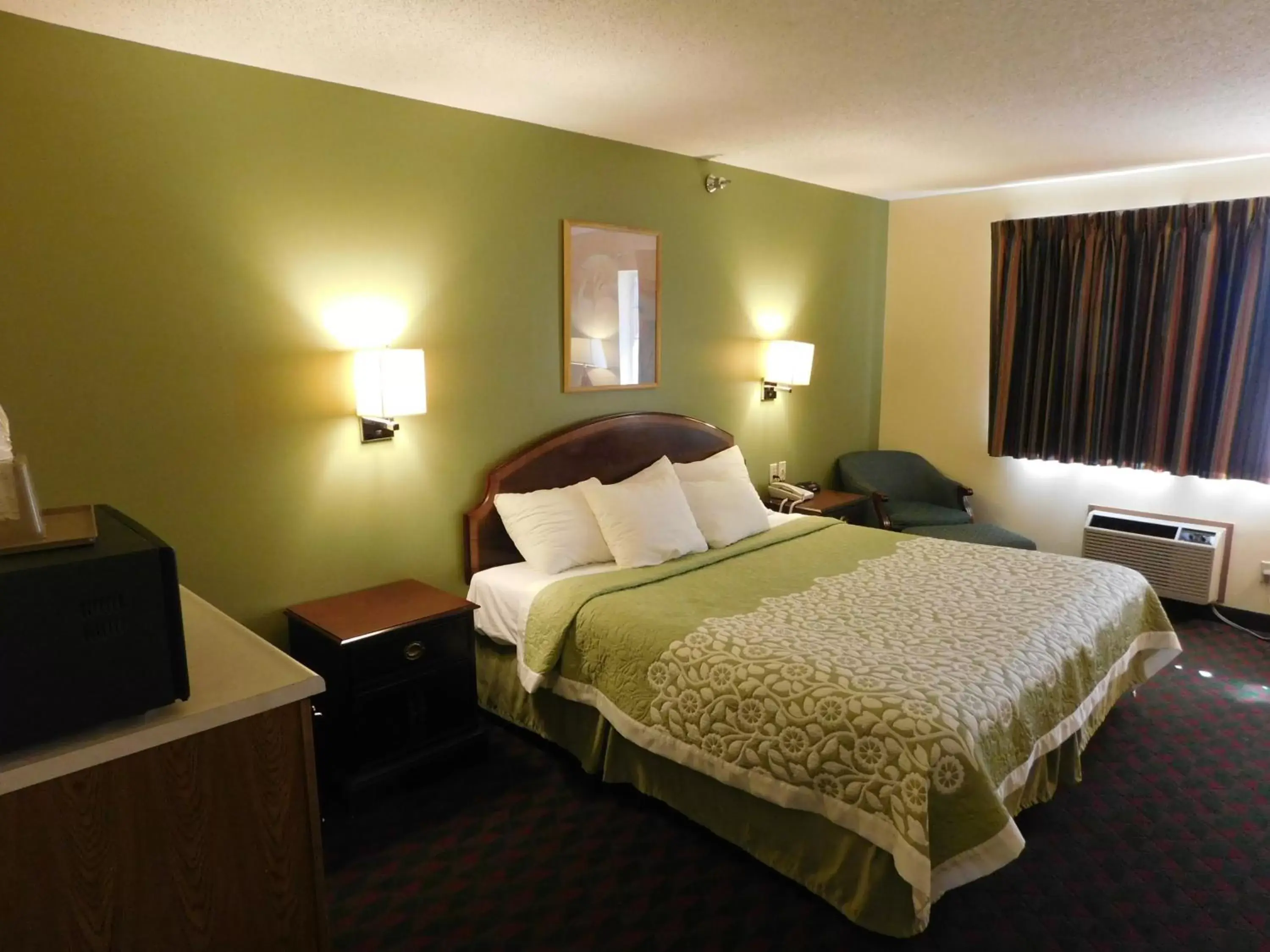 Bedroom, Bed in Days Inn by Wyndham Lexington NE