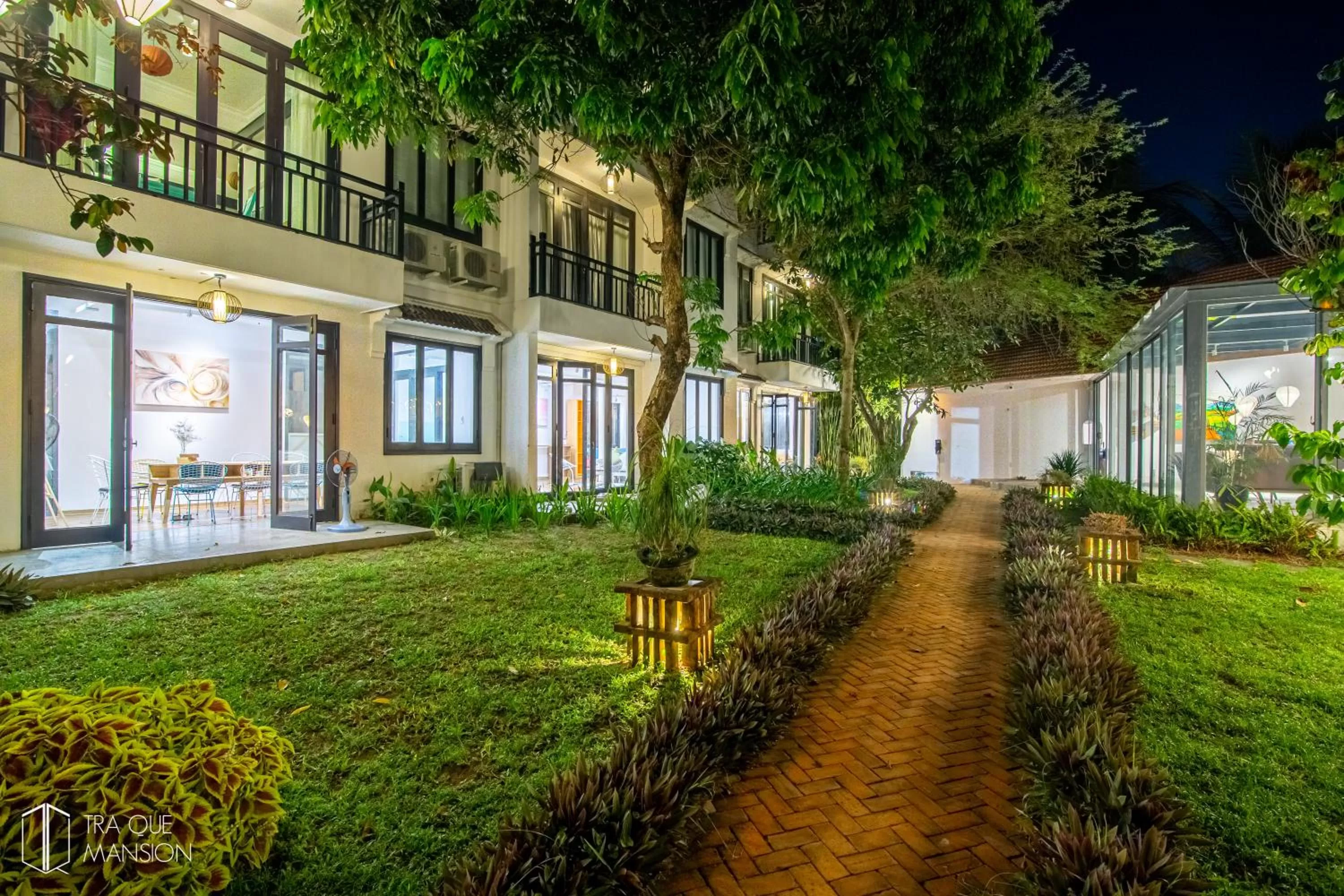 Night in Tra Que Mansion