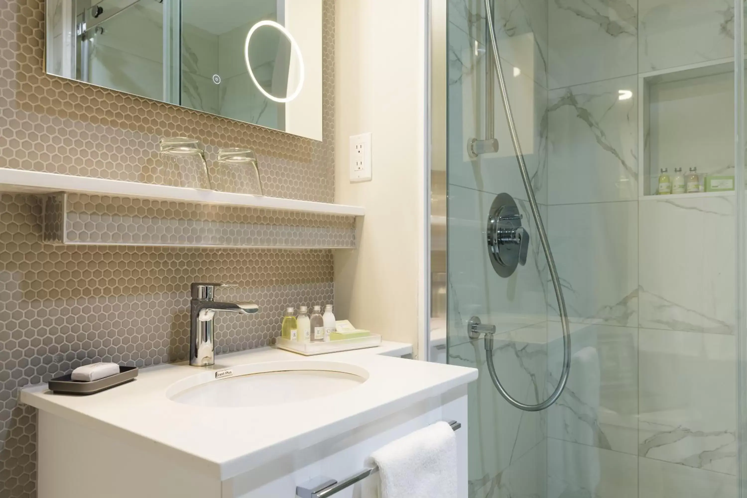 Bathroom in Hôtel des Coutellier