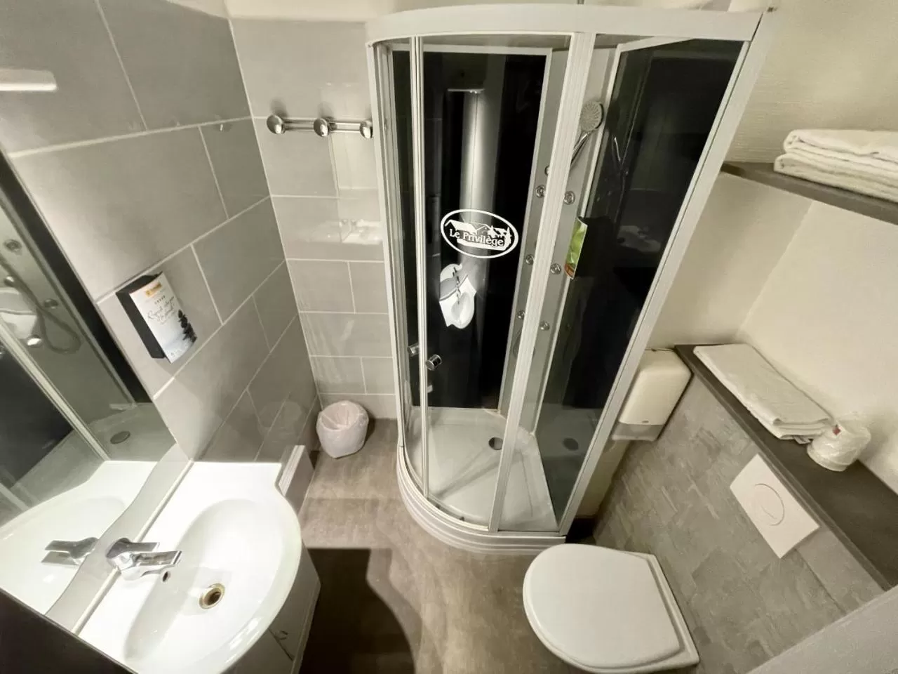 Shower in Hôtel Restaurant le Privilège - authentic by balladins