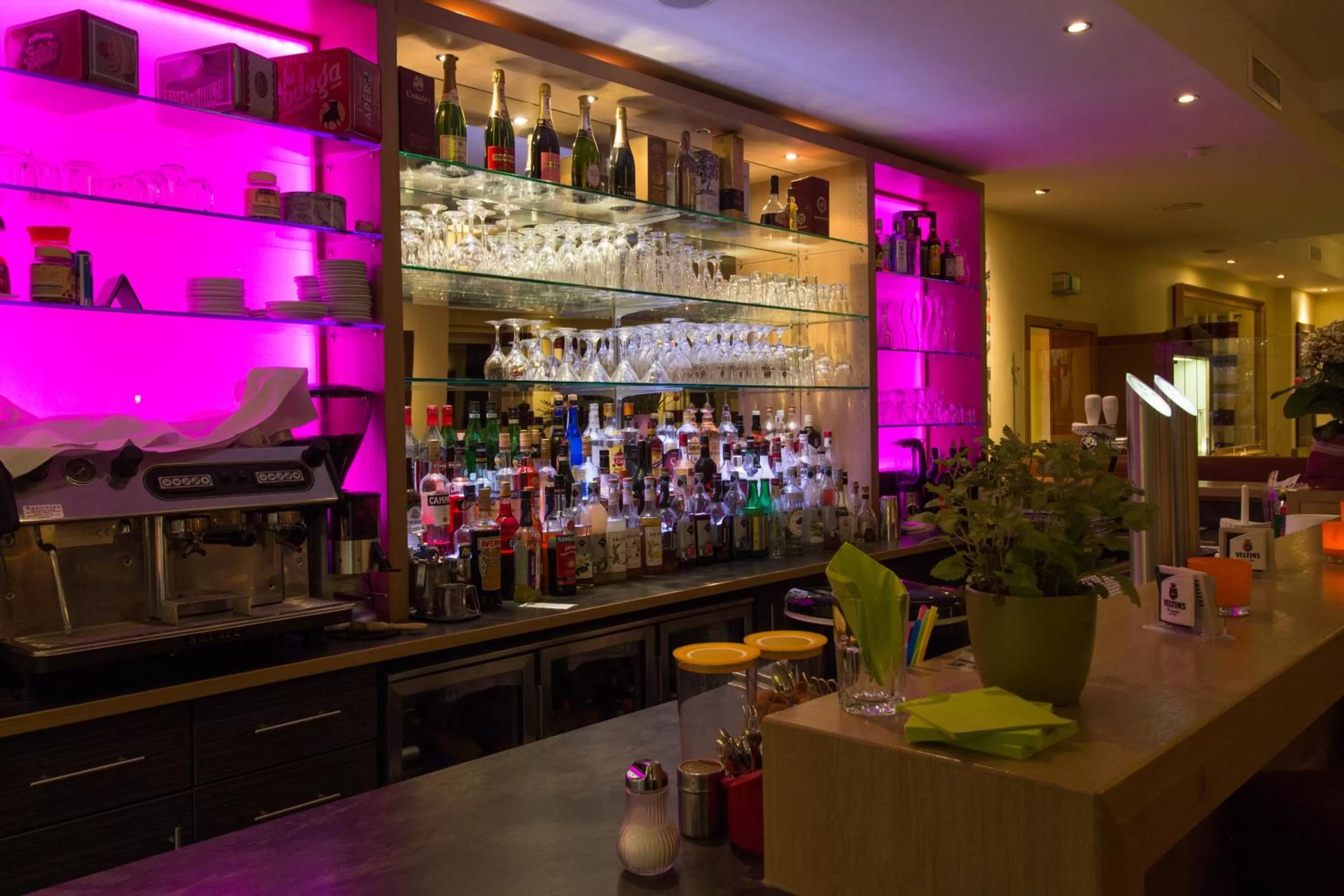 Lounge or bar in HOTEL PARQÉO im A66