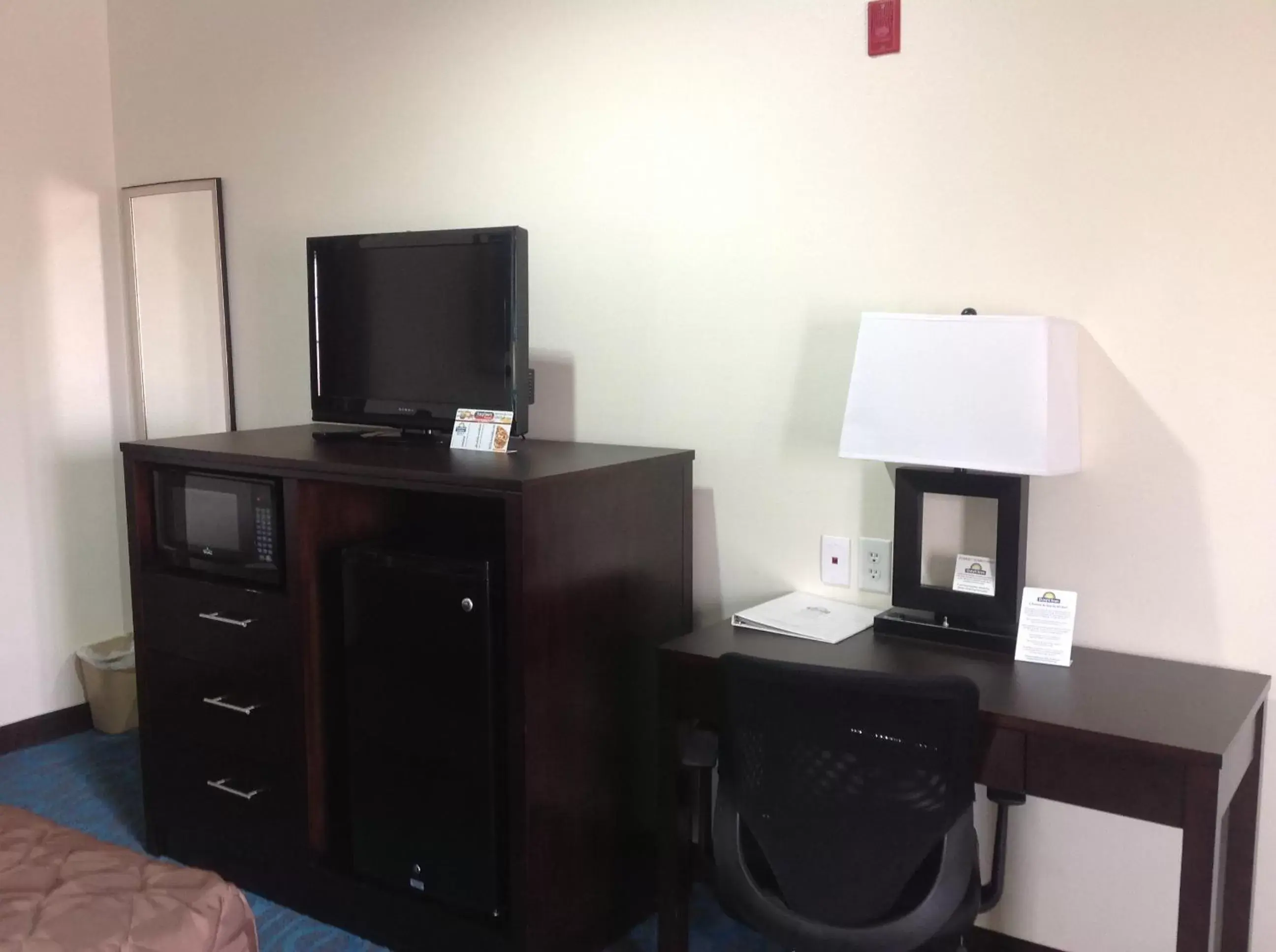 King Suite - Non-Smoking in Days Inn by Wyndham Humble/Houston Intercontinental Airport
