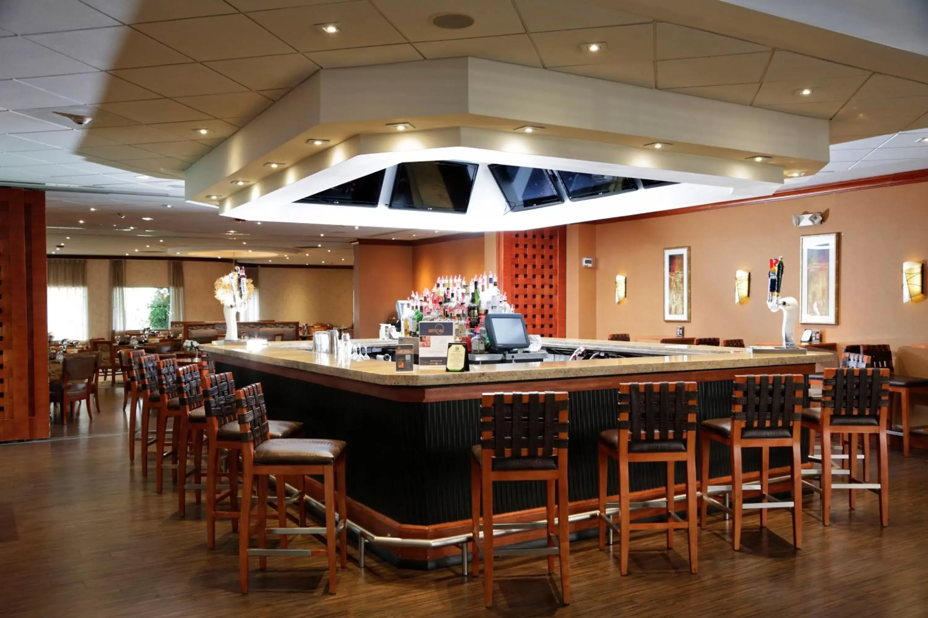 Lounge or bar, Restaurant/Places to Eat in Holiday Inn Plainview-Long Island, an IHG Hotel