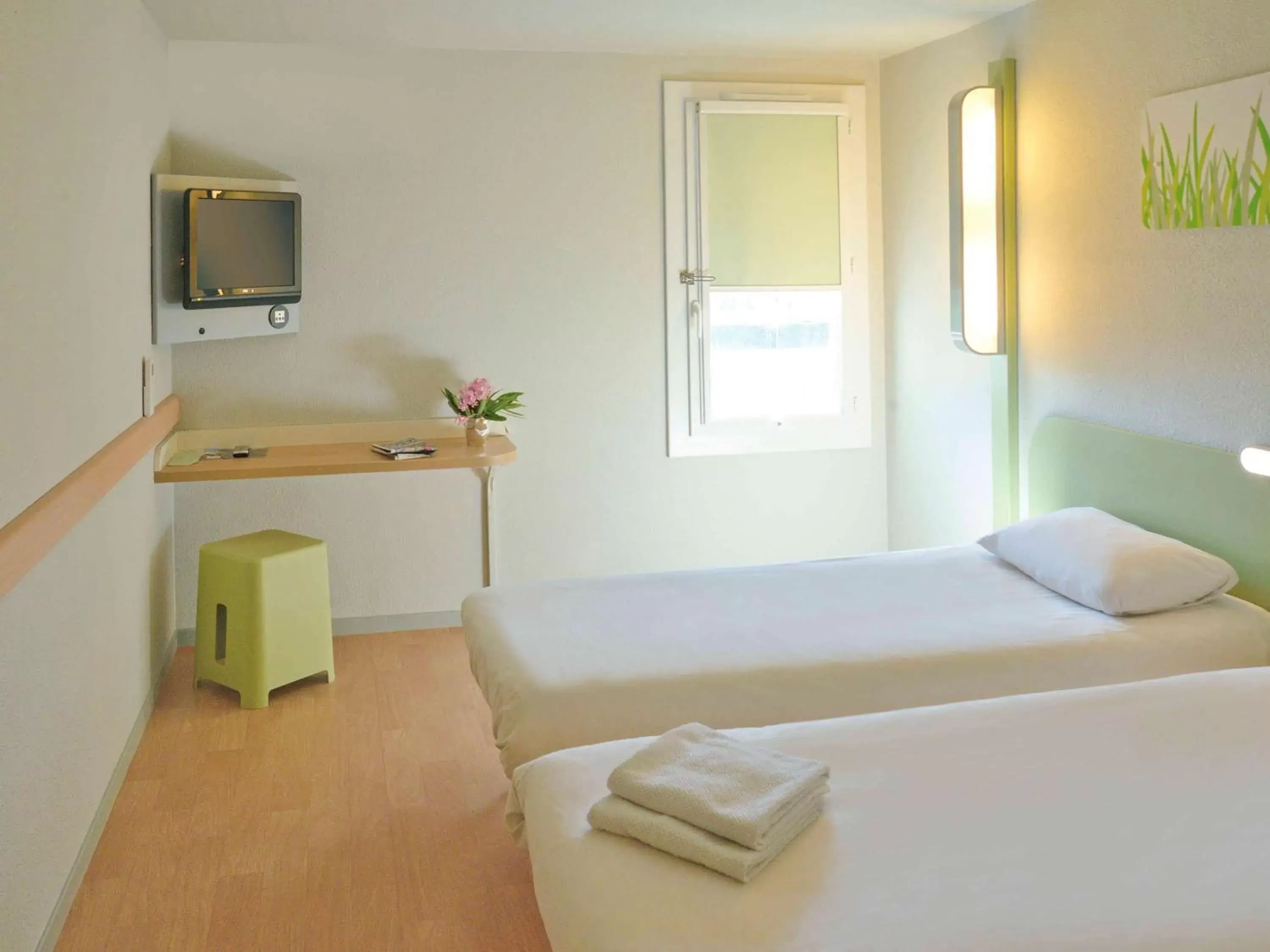 Photo of the whole room, Bed in Ibis Budget Avignon Nord