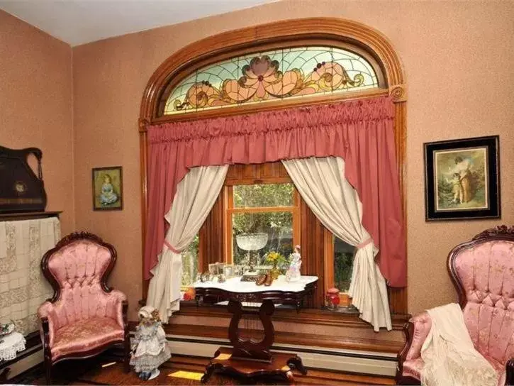 Dining area, Seating Area in Victorian Loft Bed and Breakfast