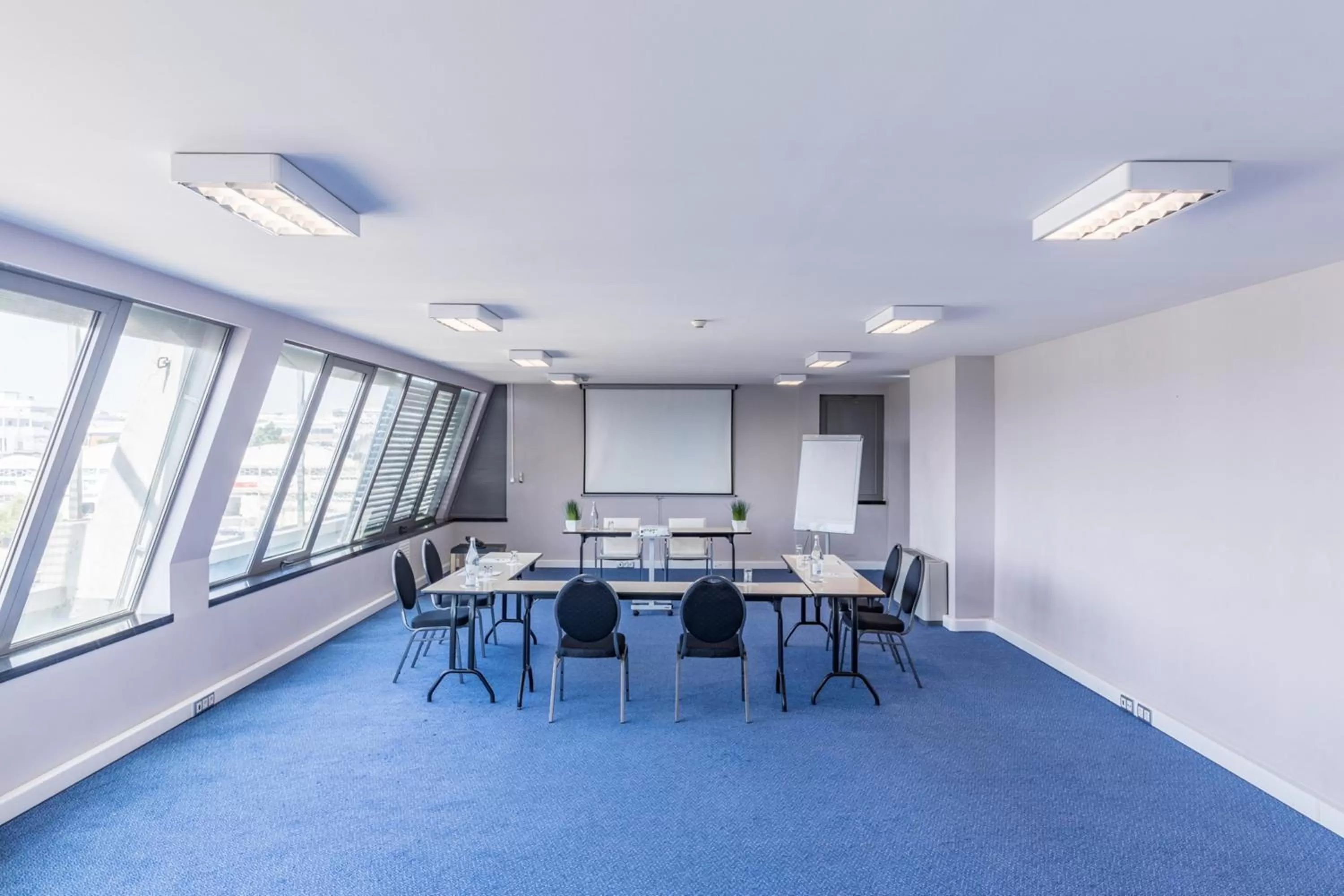 Meeting/conference room in Holiday Inn Express Lisbon Airport by IHG