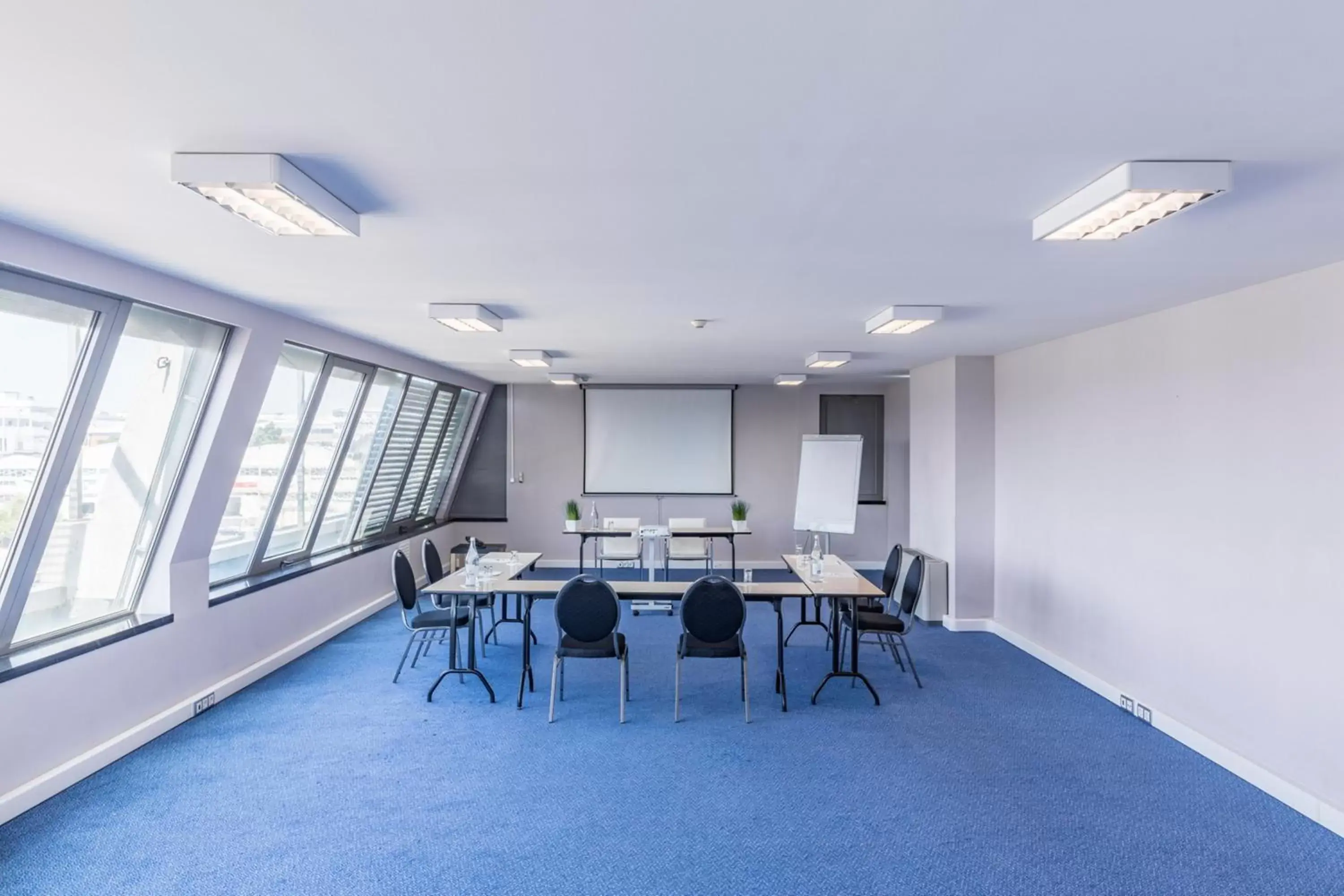 Meeting/conference room, Business Area/Conference Room in Holiday Inn Express Lisbon Airport, an IHG Hotel