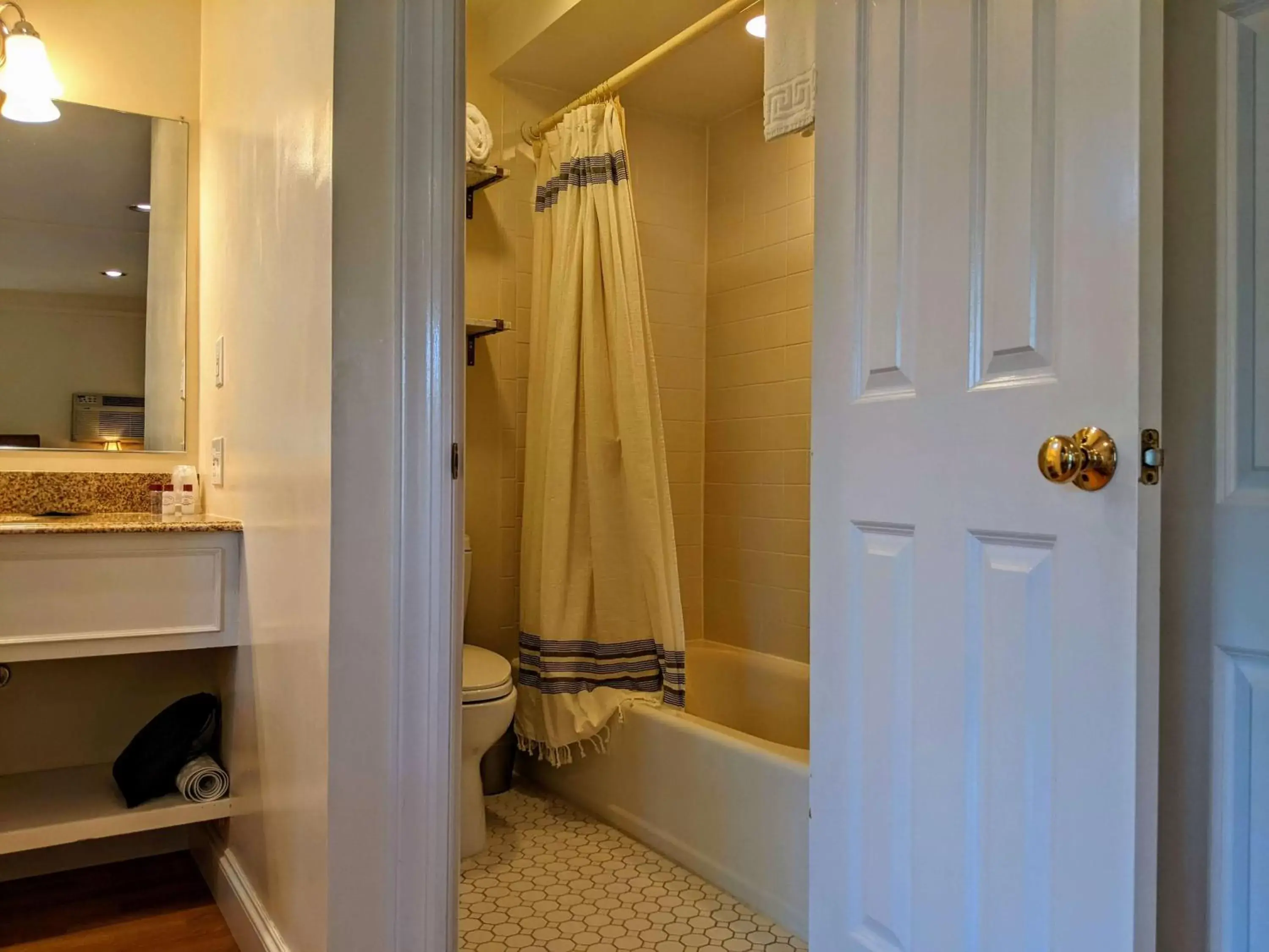 Bathroom in Stanton House Inn