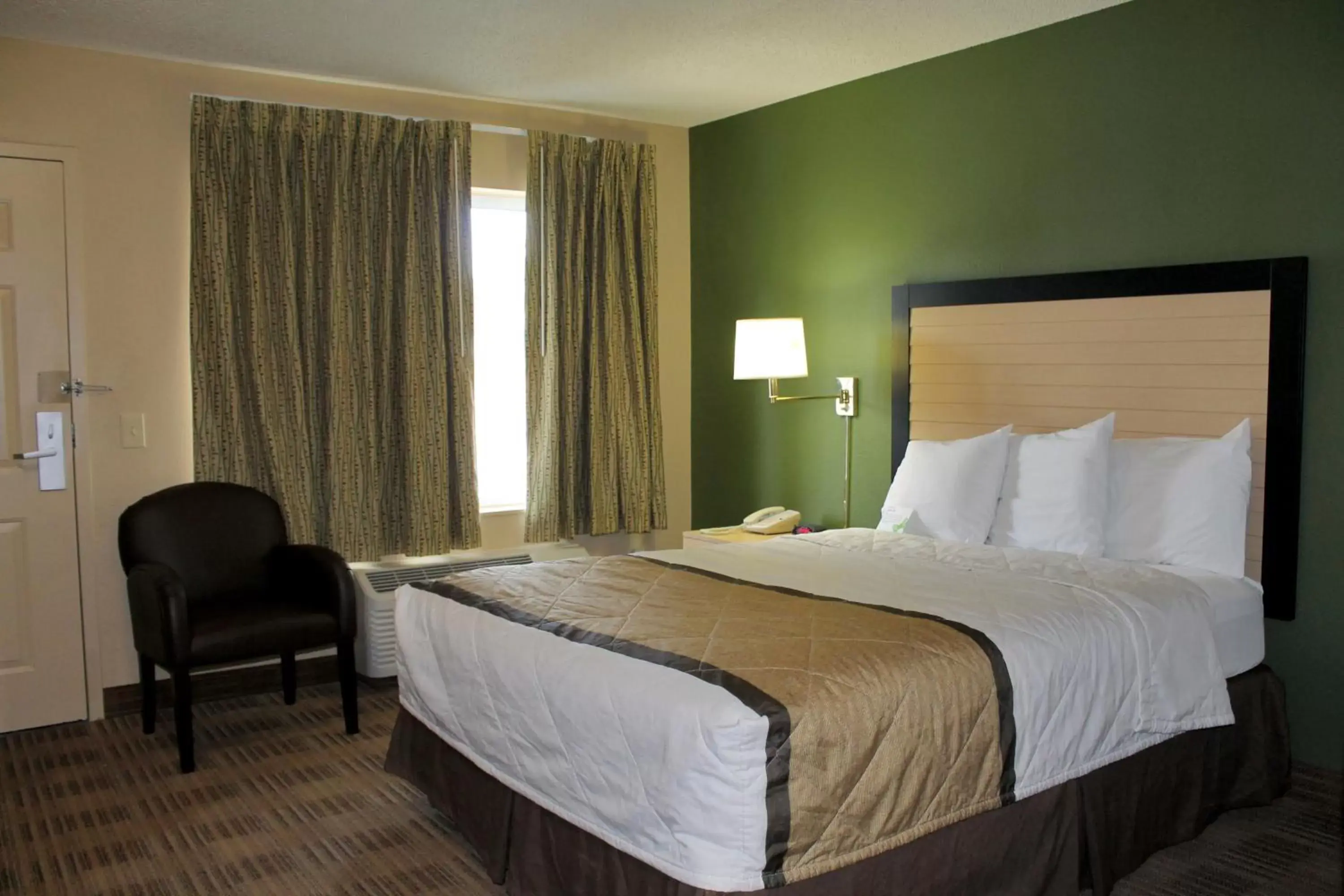 Bed in Extended Stay America Suites - Albuquerque - Airport