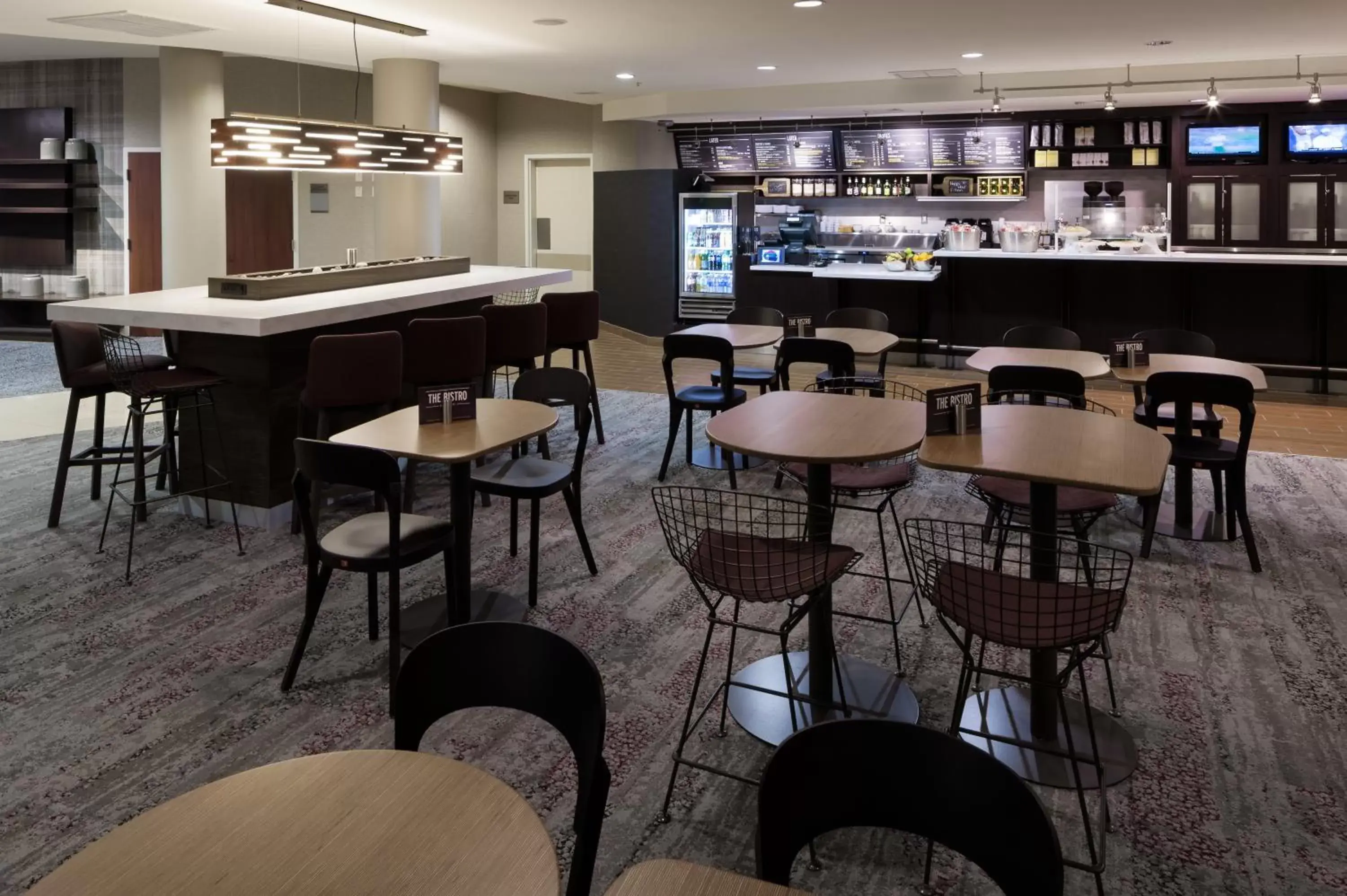 Dining area, Lounge/Bar in Courtyard by Marriott Miami at Dolphin Mall