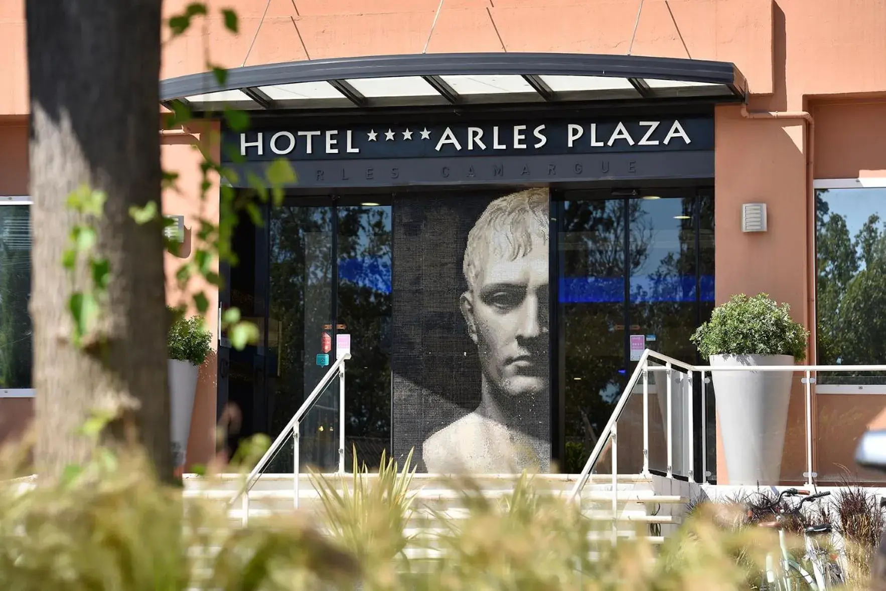 Facade/entrance in Hôtel Arles Plaza